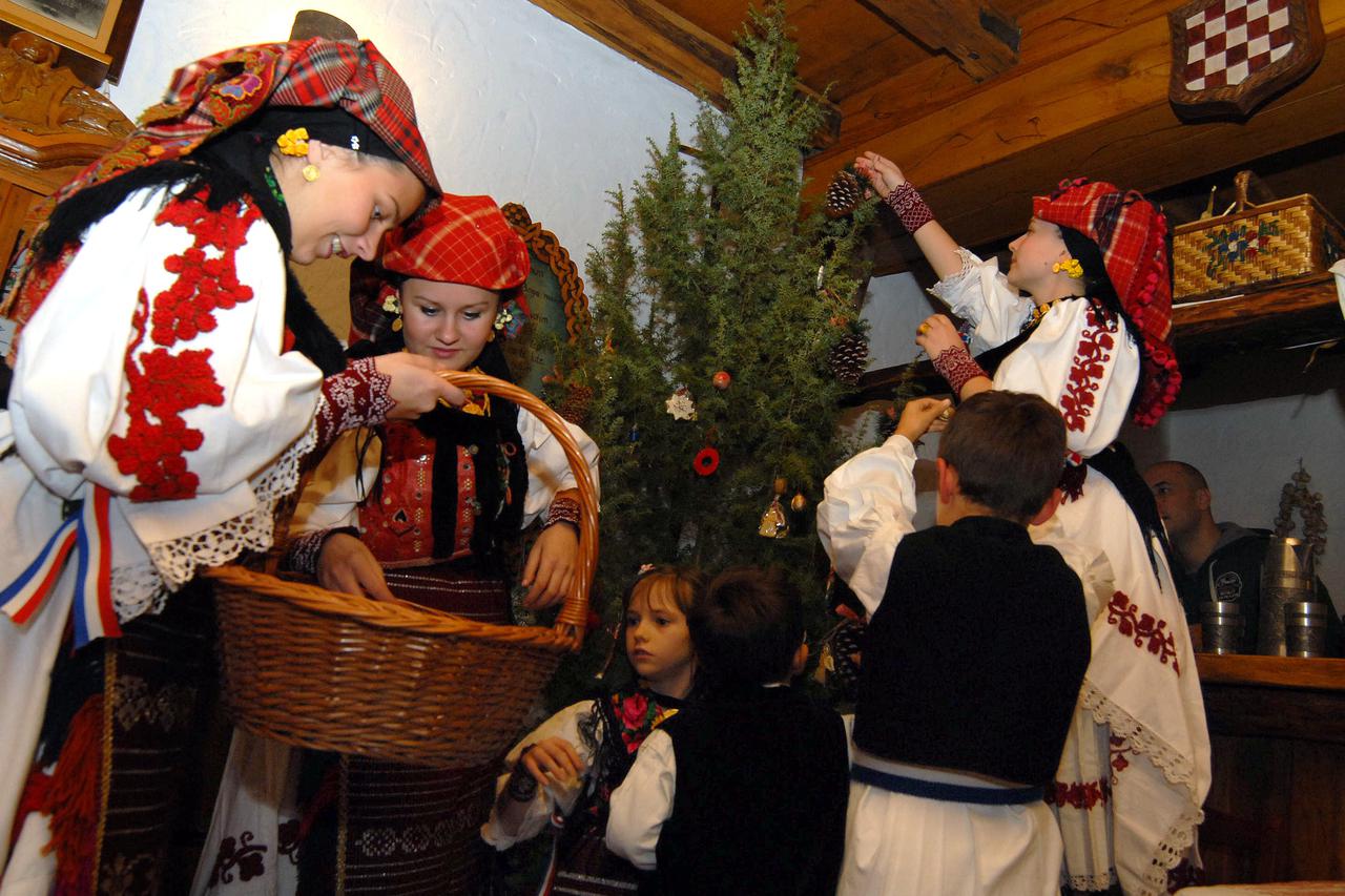 17.12.2012., Slavonski Brod - Slavonska bozicna bajka u eko-etno selu Stara Kapela. Stari, tradicijski bozicni obicaji kojima se nekada u slavonskim selima slavio Badnjak. Prikaz nekadasnjeg Badnjaka, u veceri prije odlaska na misu polnocku. Clanovi KUD-a