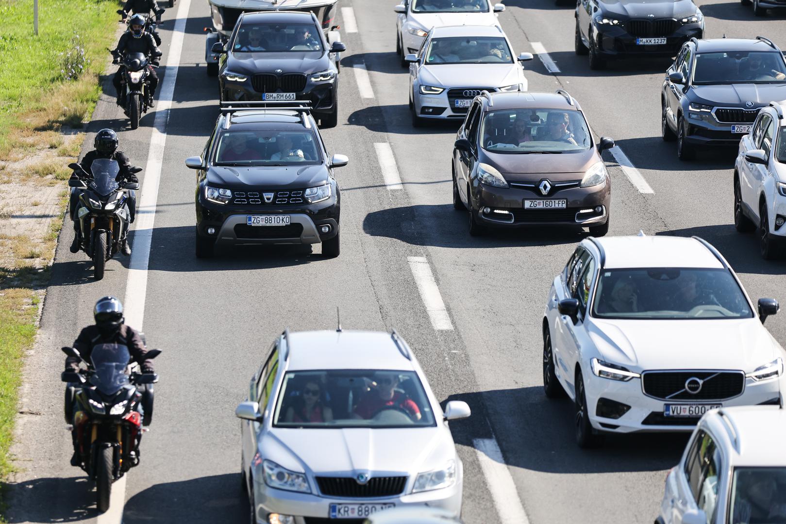 Pojačan promet i povremeni zastoji bilježe se i na autocesti A1 prema Karlovcu i dalje prema obali. Iz HAK-a upozoravaju da se tijekom dana očekuju dodatne gužve na autocestama, državnim cestama, Krčkom mostu te u trajektnim lukama zbog smjene turista.