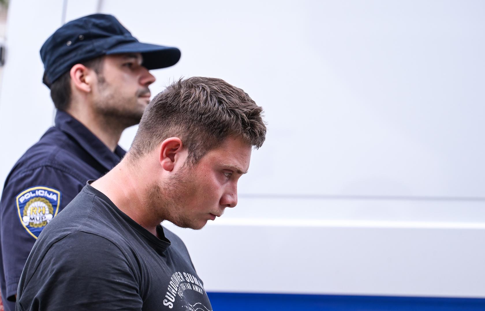 Tamo su ga osumnjičeni presreli automobilom, fizički napali i, prema sumnjama iz kaznene prijave, silom ugurali u prtljažnik vozila te ga odvezli u drugi dio grada.