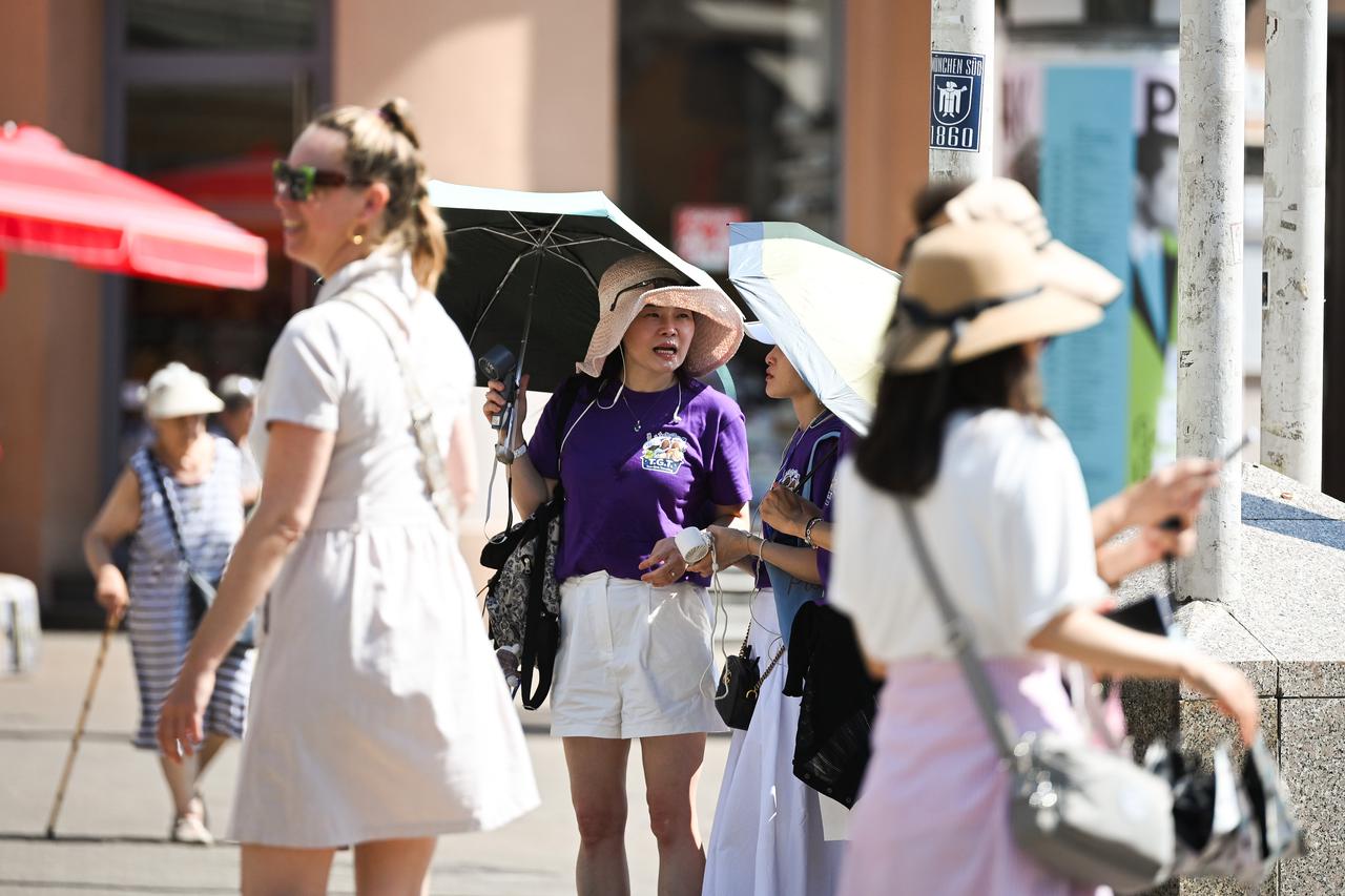 Zagreb: Velike vrućine nisu zaustavile turiste u obilasku centra grada