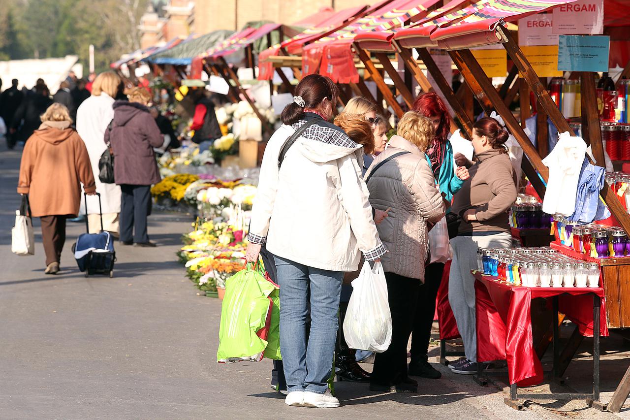 28.10.2014., Zagreb - Na zagrebackom groblju Mirogoj velik broj gradjana dosao je pocistiti i urediti grobove svojih najmilijih, zapaliti lampione i staviti cvijece zbog cega se vec stvara velika prometna guzva iako je do blagdana Svih Svetih ostalo jos n