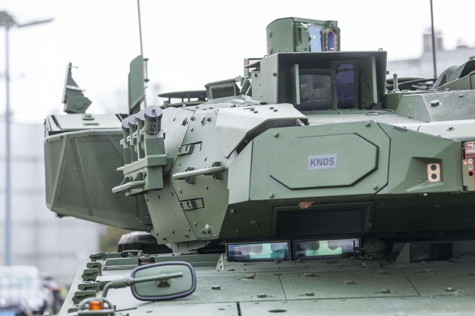 Leopardi teže preko 60 tona, a na gusjenicama će dobiti gumene dodatke kako bi se zaštitila cesta. Glavno naoružanje Leoparda, dugog 10 metara, je top s tzv. glatkom cijevi od 120 mm. Njegova najveća borbena udaljenost je 5000 metara i u stanju je otvarati vatru i u mirovanju i u pokretu