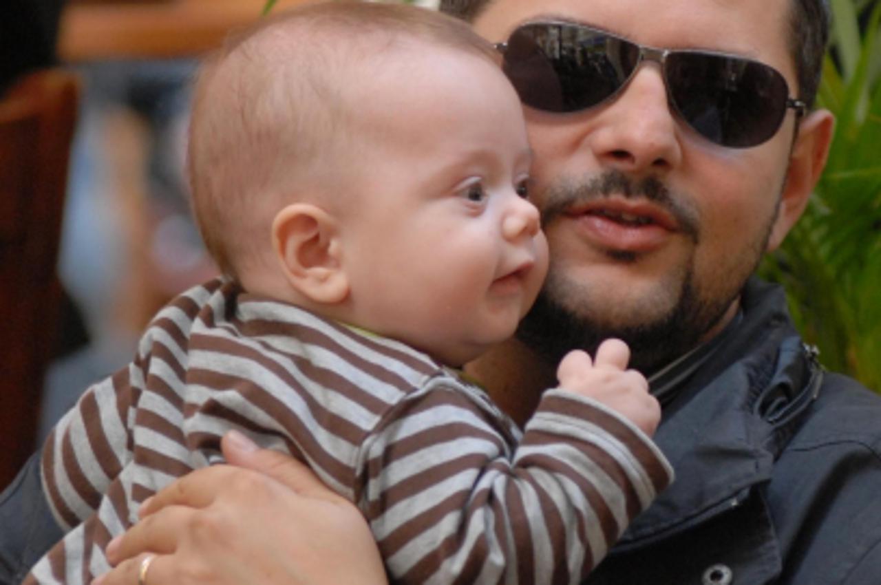 Robert Zuber prosetao gradom sa zenom i dijetetom. 