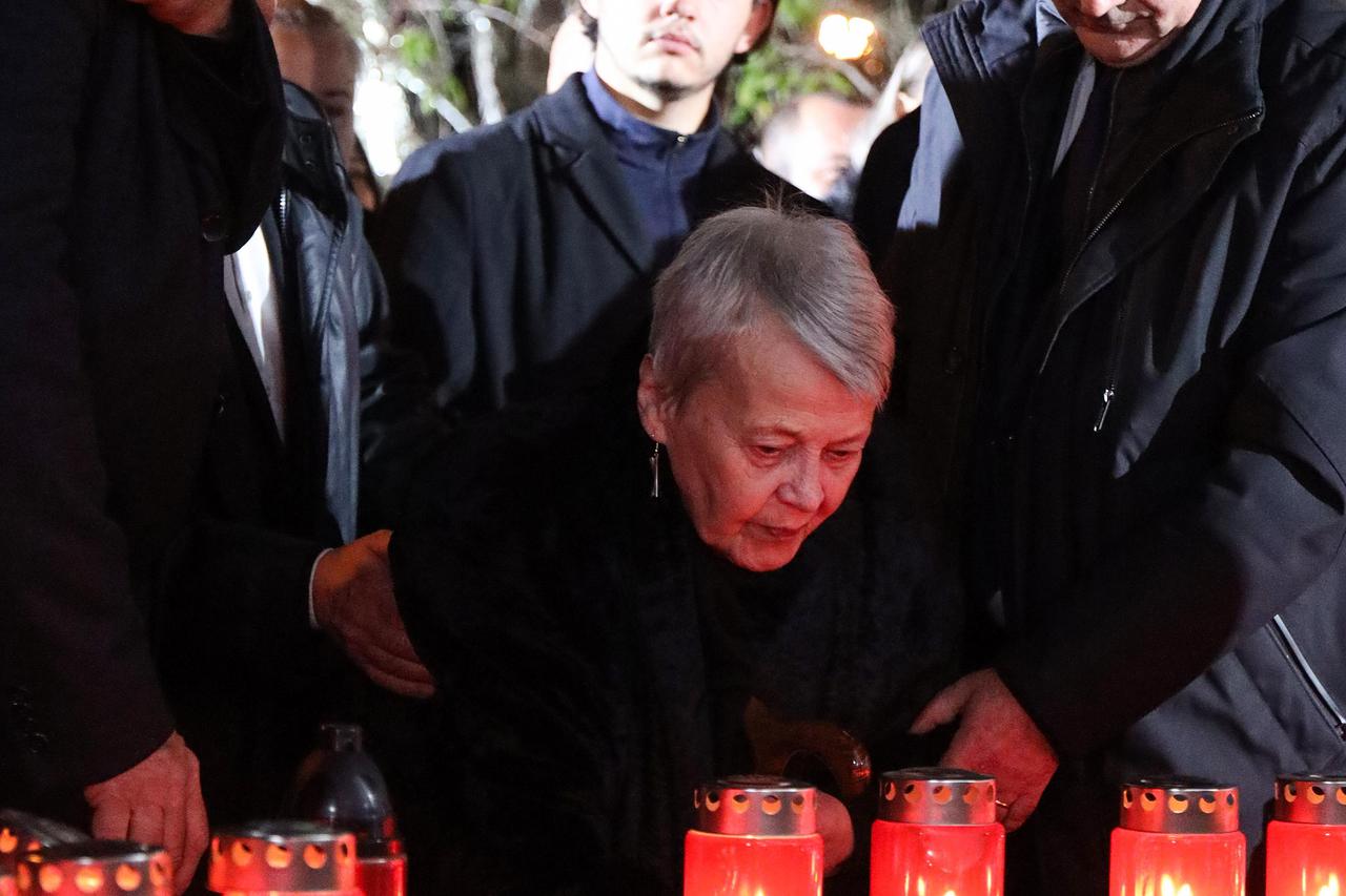 Vukovar: Lyliane Fournier i Branko Borković zapalii su svijeće ispred Memorijalne bolnice "Dr. Juraj Njavro" 