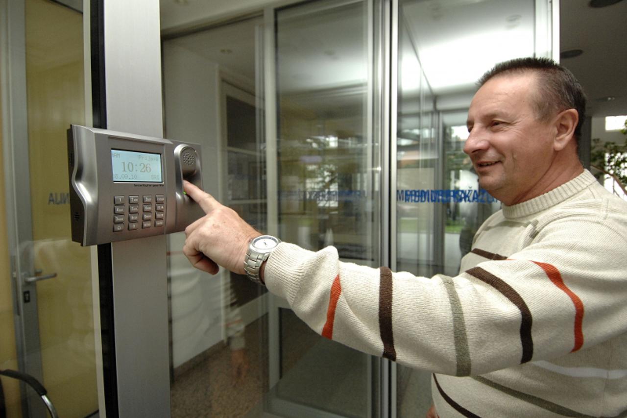 \'08.09.2010., Cakovec- Na zupaniji postavljen uredjaj za kontrolu ulaza i izlaza pomocu otiska prsta. Photo: Vjeran Zganec-Rogulja/PIXSELL\'