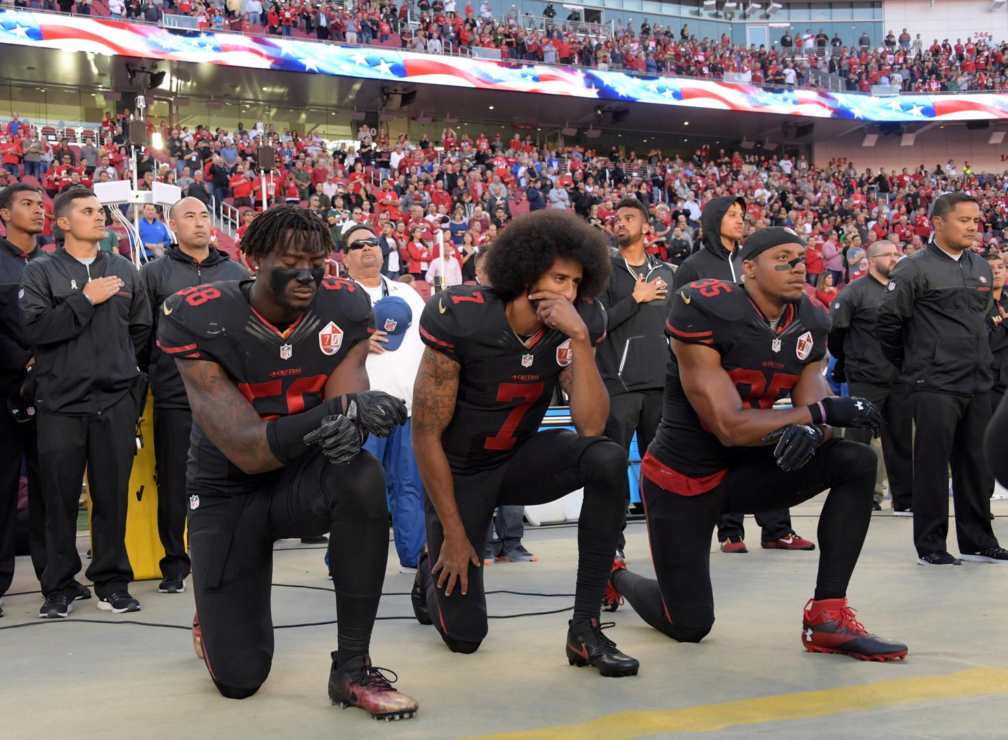 A sve je počelo lani kada se dodavač San Francisco 49ersa Colin Kaepernick nije želio ustao na himnu. Kleknuo je u znak prosvjeda protiv policijskog nasilja nad Afroamerikancima. Isto su učinili još neki igrača, njihovi potezi izazvali su podijeljene reakcije...