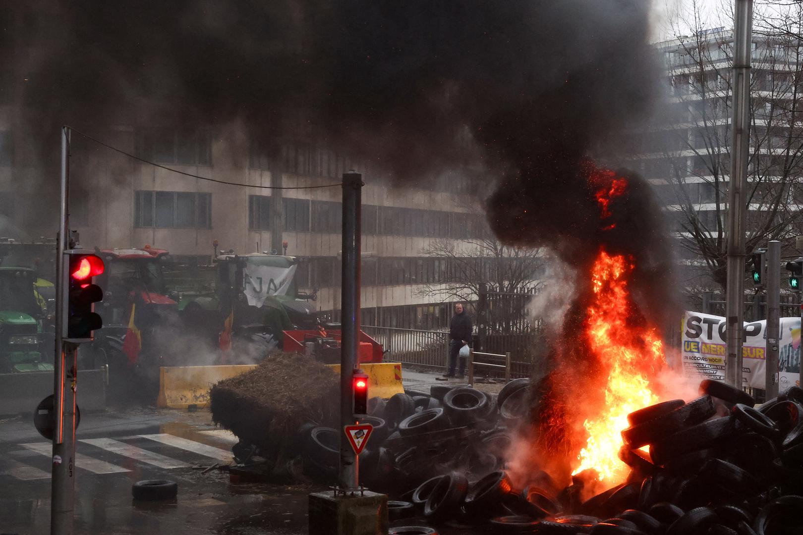 Smoke rises from burning tires during a protest of European farmers over price pressures, taxes and green regulation, on the day of an EU Agriculture Ministers meeting in Brussels, Belgium February 26, 2024. REUTERS/Yves Herman Photo: YVES HERMAN/REUTERS
