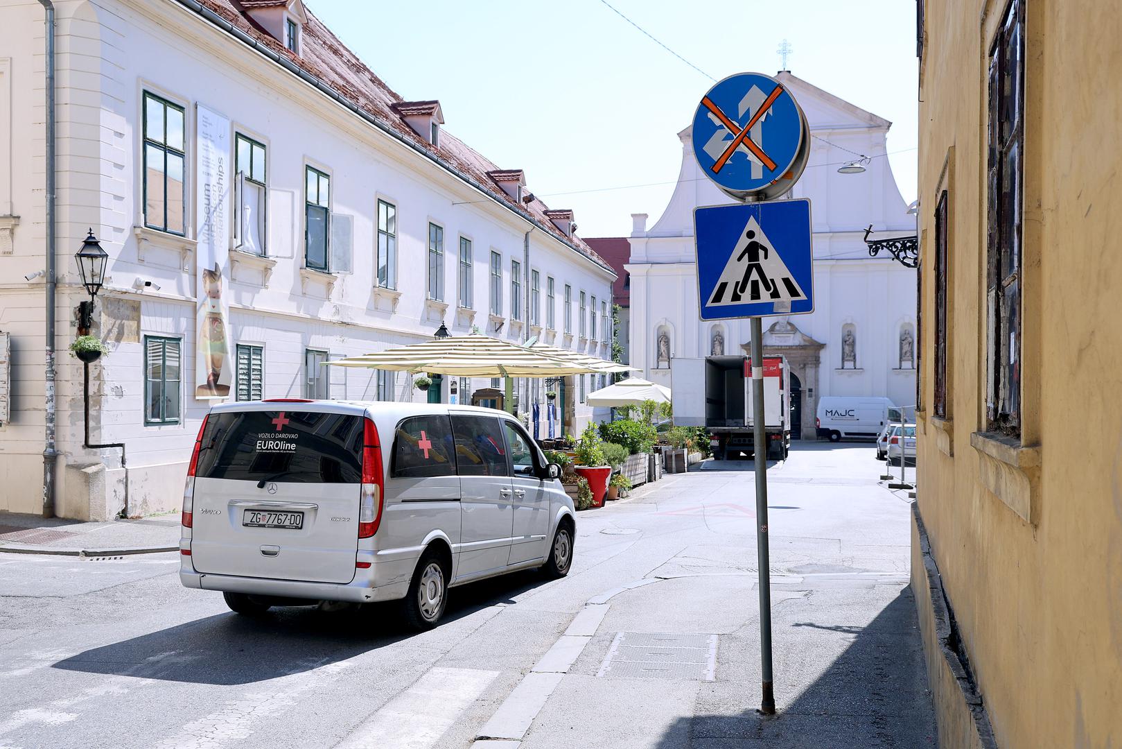 Na križanju Vranyczanyeve ulice i Katarinina trga u Zagrebu vozače zbunjuje prometni znak zbog kojeg mnogi nisu sigurni kako pravilno proći raskrižjem. 