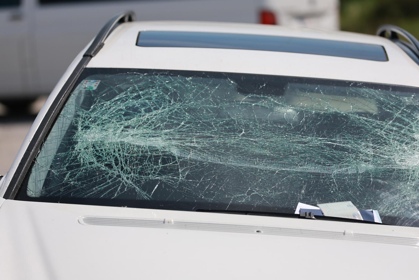 Na naplatnoj stanici Babina Greda vozač se isključio s autoceste te je automobilom probio rampu na naplatnoj stanici, nakon čega su tri osobe pokušale pobjeći, kažu u policiji. 