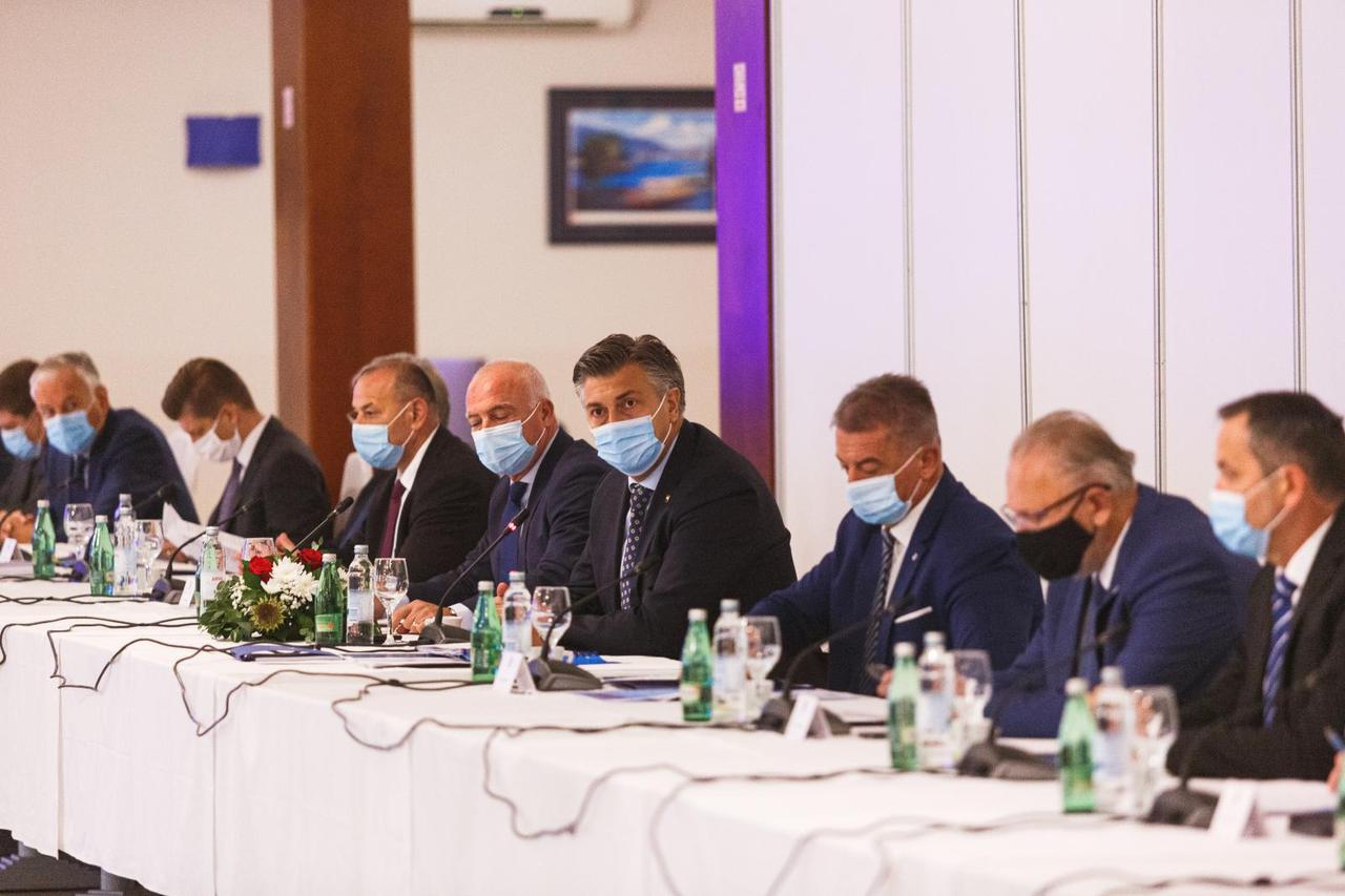 Gospić: 8. sastanak Vlade RH sa županima, predstavnicima Udruge gradova i Udruge općina