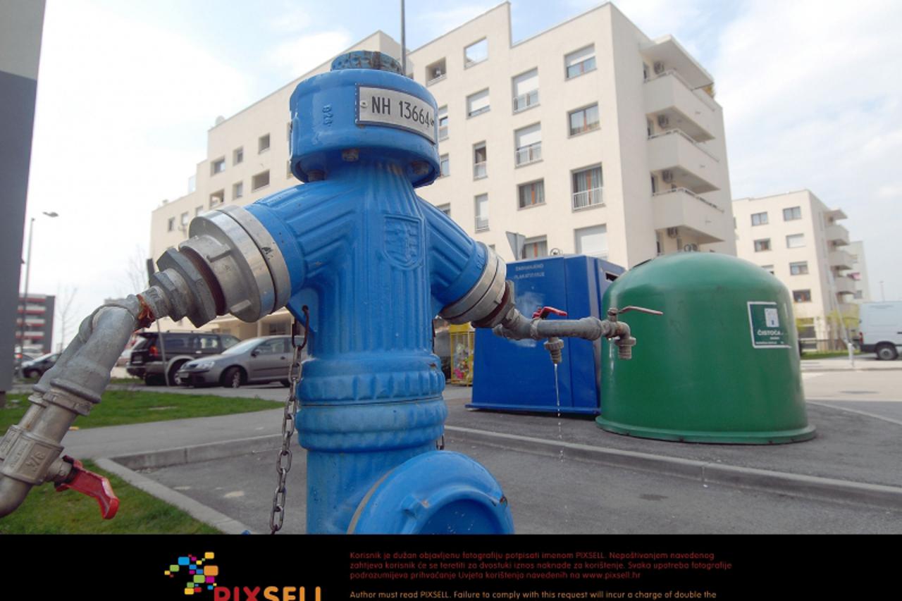 '04.04.2009.,Zagreb - Vrbani III. Palinovecka ulica, stanari kojima je u stanovima zagadena voda. Photo: Matija Habljak/Vecernji list'