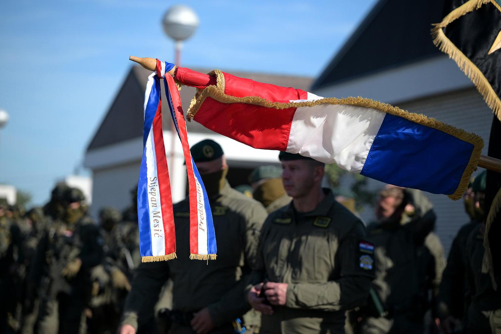 Njezin međunarodni ugled potvrđuje članstvo u asocijaciji antiterorističkih jedinica Atlas, ali i posebno priznanje na ovogodišnjem vojnom mimohodu u Parizu, gdje su hrvatski specijalci zbog svoje iznimne spremnosti dobili počasno mjesto, odmah iza francuskih oružanih snaga, kazao je Božinović.