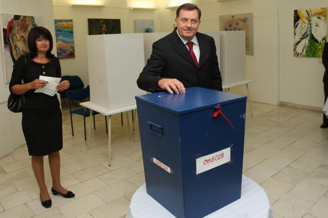 'Laktasi 07.10.2012 Milorad Dodik predsjedniki RS u pratnji supruge na glasanju Foto Dejan Moconja'