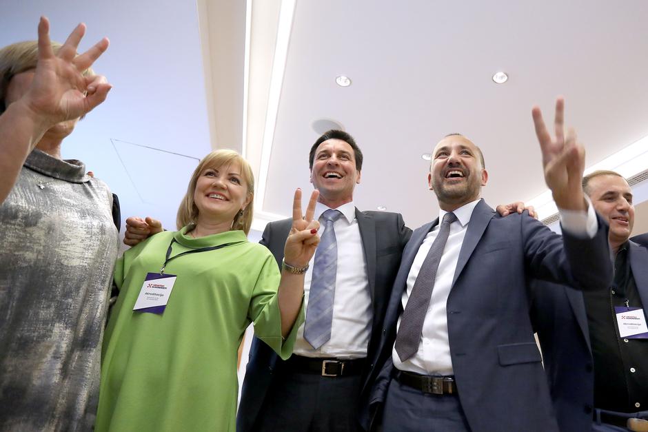 Slavlje u stožaru Suverenista
