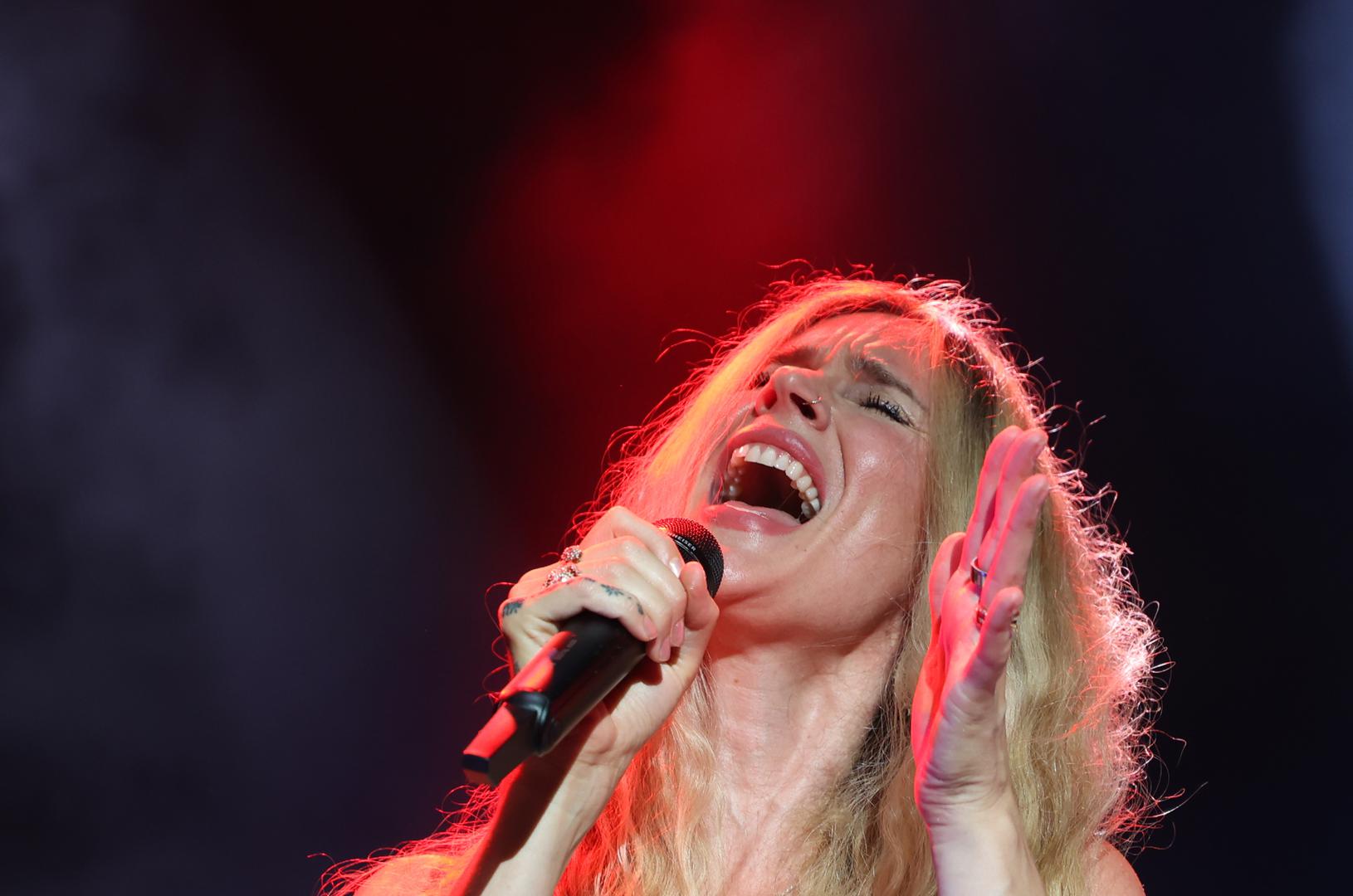 Britanska soul pjevačica Joss Stone, dobitnica nagrada Grammy i Brit Award, nastupila je sinoć na Tvrđavi sv. Mihovila u Šibeniku i publici priredila večer ispunjenu snažnim emocijama, vrhunskim vokalom i neposrednom komunikacijom koja je obilježila cijeli koncert.