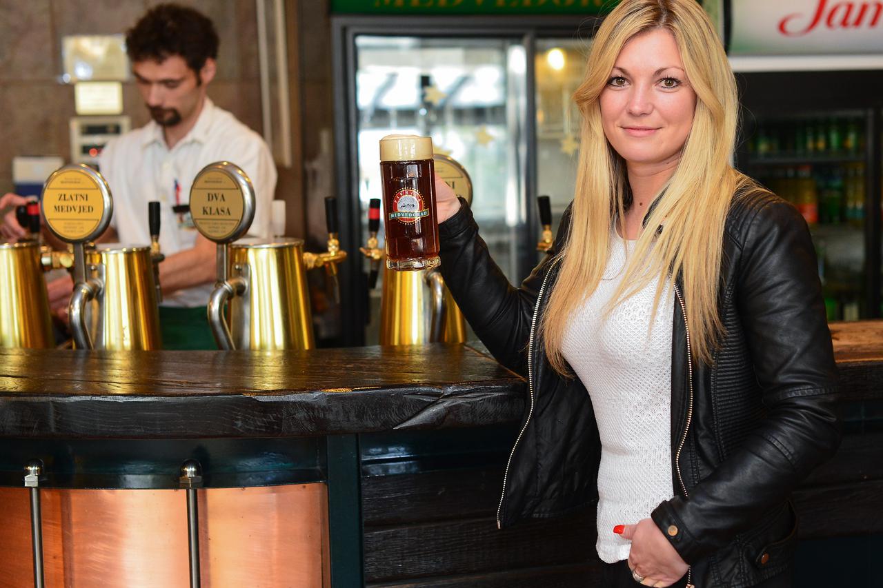 09.04.2015., Zagreb -  Ina Eror fotografirala se u pivnici Medvedgrad kao nova pivska kraljica Zagreba. Photo: Marko Prpic/PIXSELL