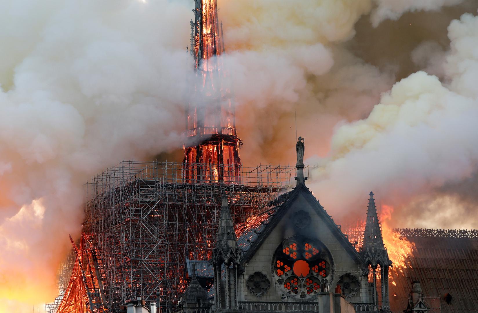 Zapalila se znamenita pariška katedrala Notre Dame
