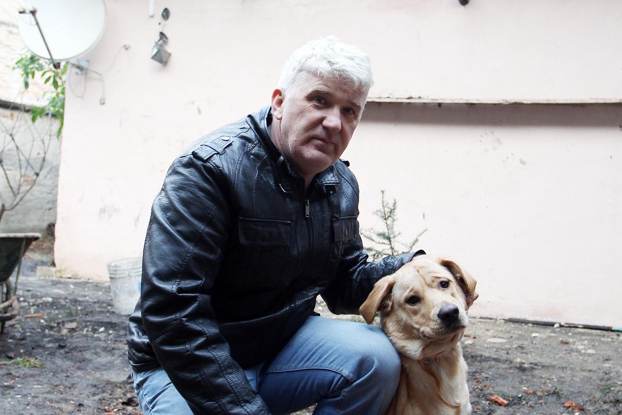 25.11.2014., Samobor - U nedjelju ujutro oko 6 sati izbio je pozar na katu kuce, kojega je izazvao mobitel star godinu dana. U kuci zive supruznici Glusic i brat vlasnika kuce Ivana, Zlatko Sancic ciji je i bio mobitel. Vlasnik kuce Ivan Glusic prvi je vi