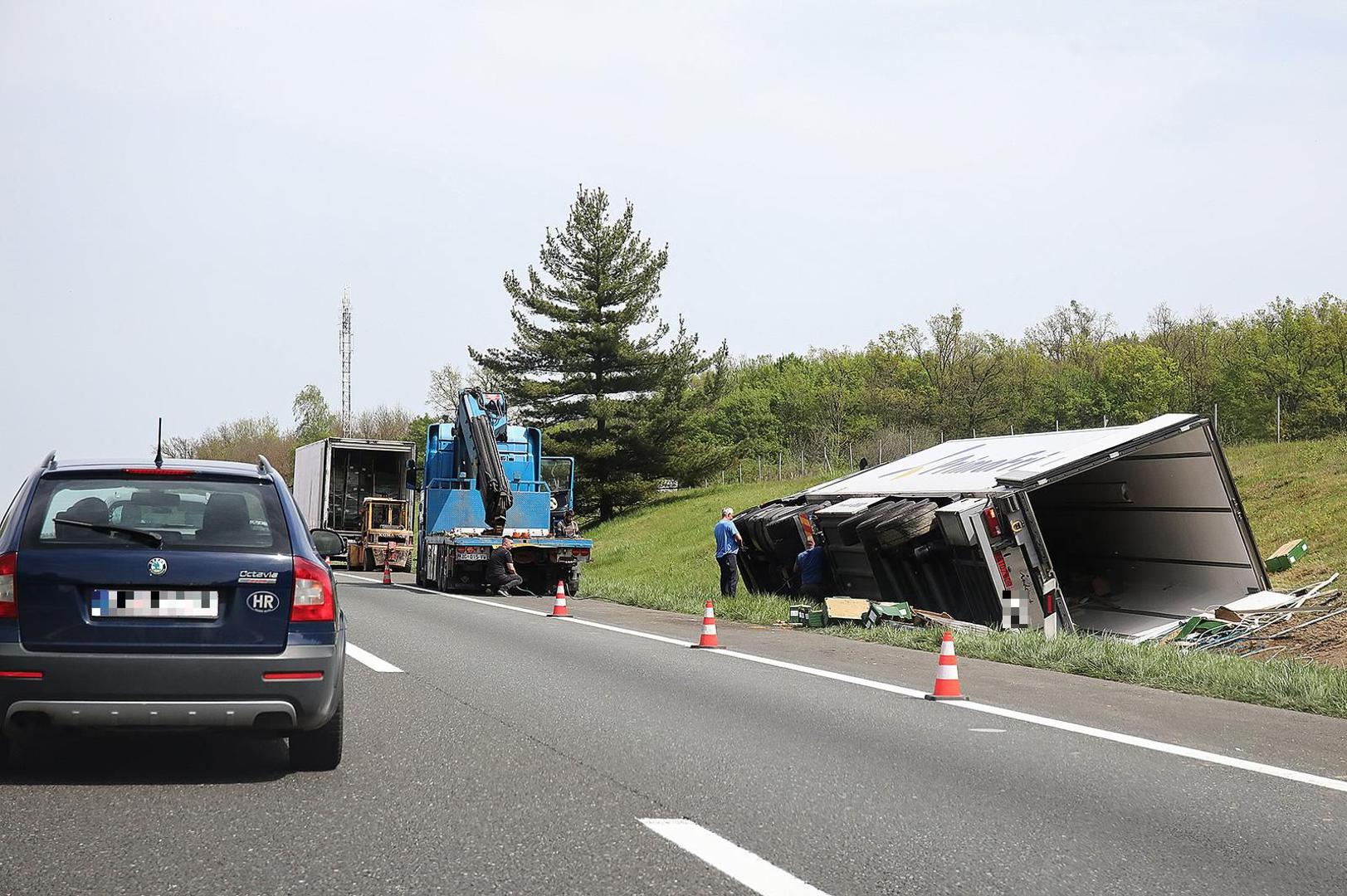 Jak vjetar stvara poteškoće u prometu, posebice na Jadranskoj magistrali (DC8), a niz problema dogodio se danas na autocesti A1. 