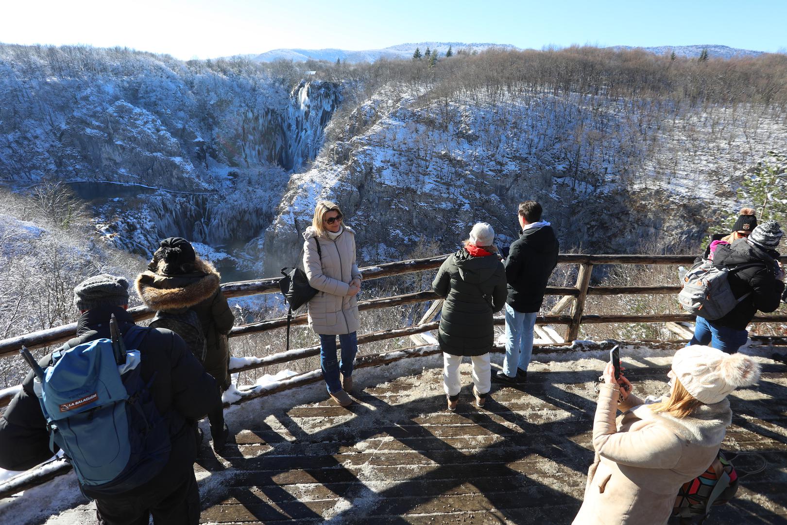 13.01.2024., Plitvicka jezera - Snijeg i debeli minusi zaledili su slapove na Plitvickim jezerima koji mame uzdahe brojnih posjetitelja. Photo: Kristina Stedul Fabac/PIXSELL