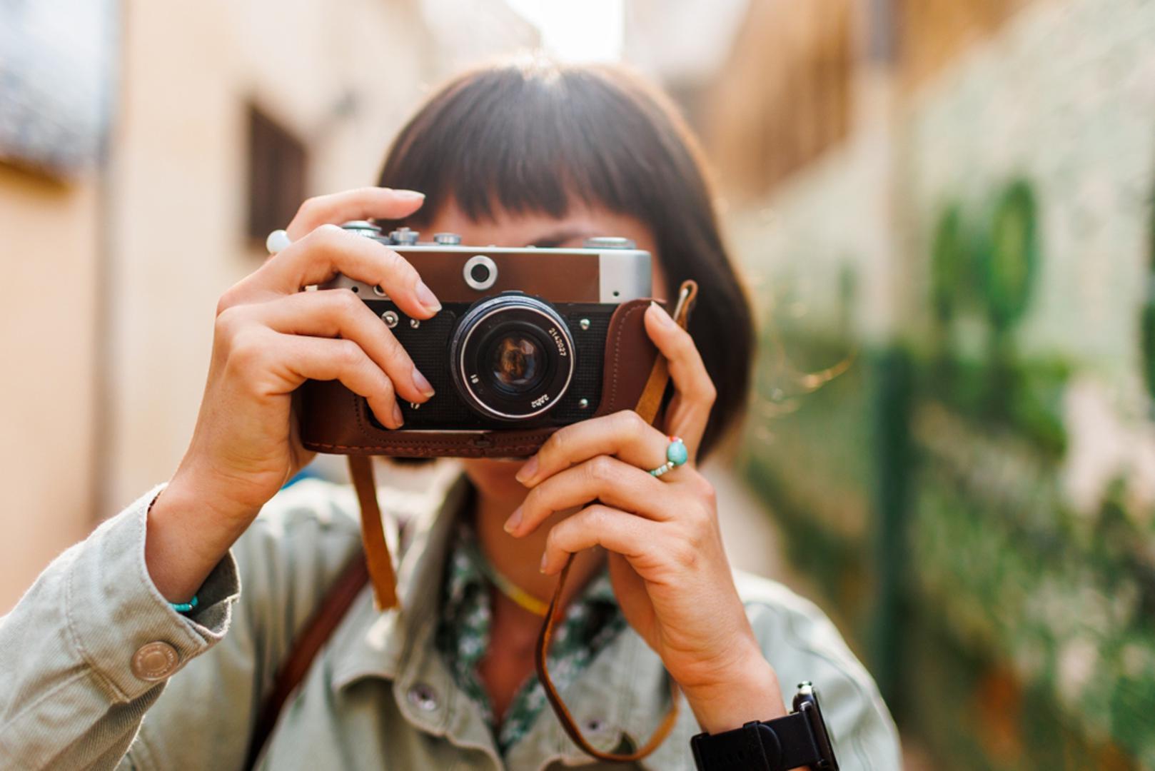 Bik: Bikovi gaje duboko poštovanje prema ljepoti i pronalaze utjehu u kreativnim aktivnostima. Hobiji poput slikanja, keramike, fotografije ili sviranja glazbenog instrumenta savršeno odgovaraju umjetničkoj prirodi Bika. Osim toga, Bikovi uživaju provoditi vrijeme u prirodi i uzgajati biljke.