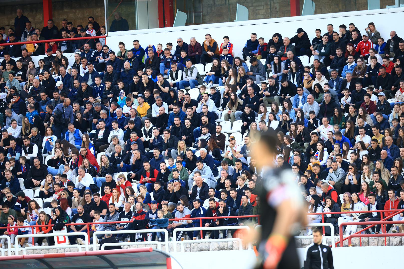 Na tribinama stadiona u Mostaru okupio se veliki broj navijača, a i Hajduk je imao golemu navijačku podršku tijekom cijelog susreta.
