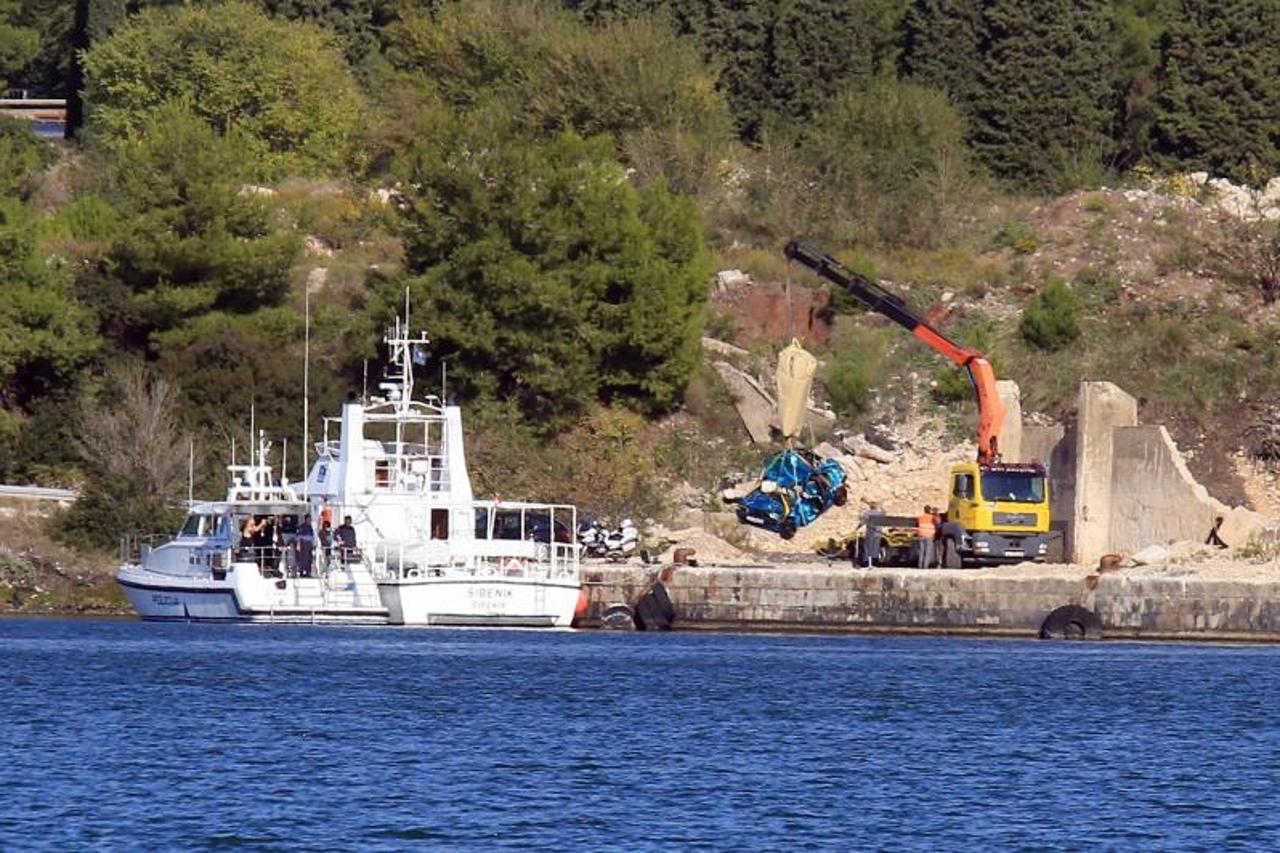 autgo ispod mosta, izvučen auto, šibenski most