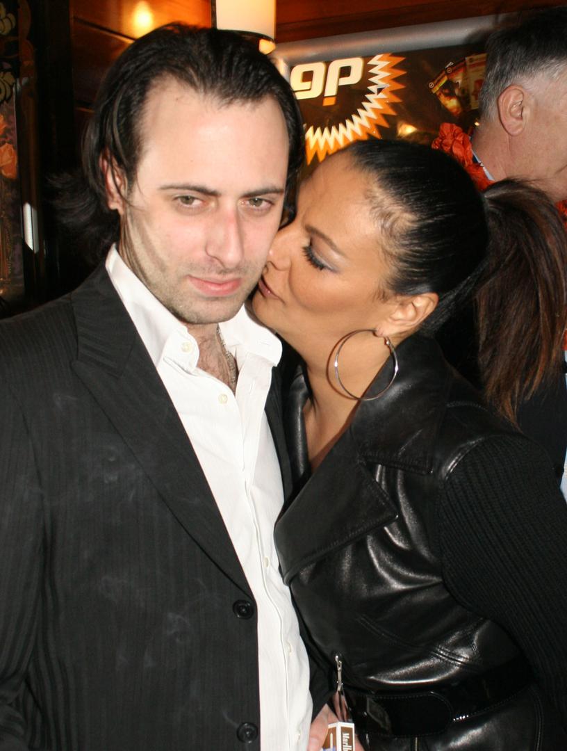 Biti viđen u Saloonu bila je stvar prestiža, a pred vratima su se nerijetko stvarali dugi redovi onih koji su željeli osjetiti dašak glamura i postati dio povijesti koja se tamo ispisivala svake večeri. U nastavku pogledajte sve fotografije s proslave 39. rođendana Saloona.