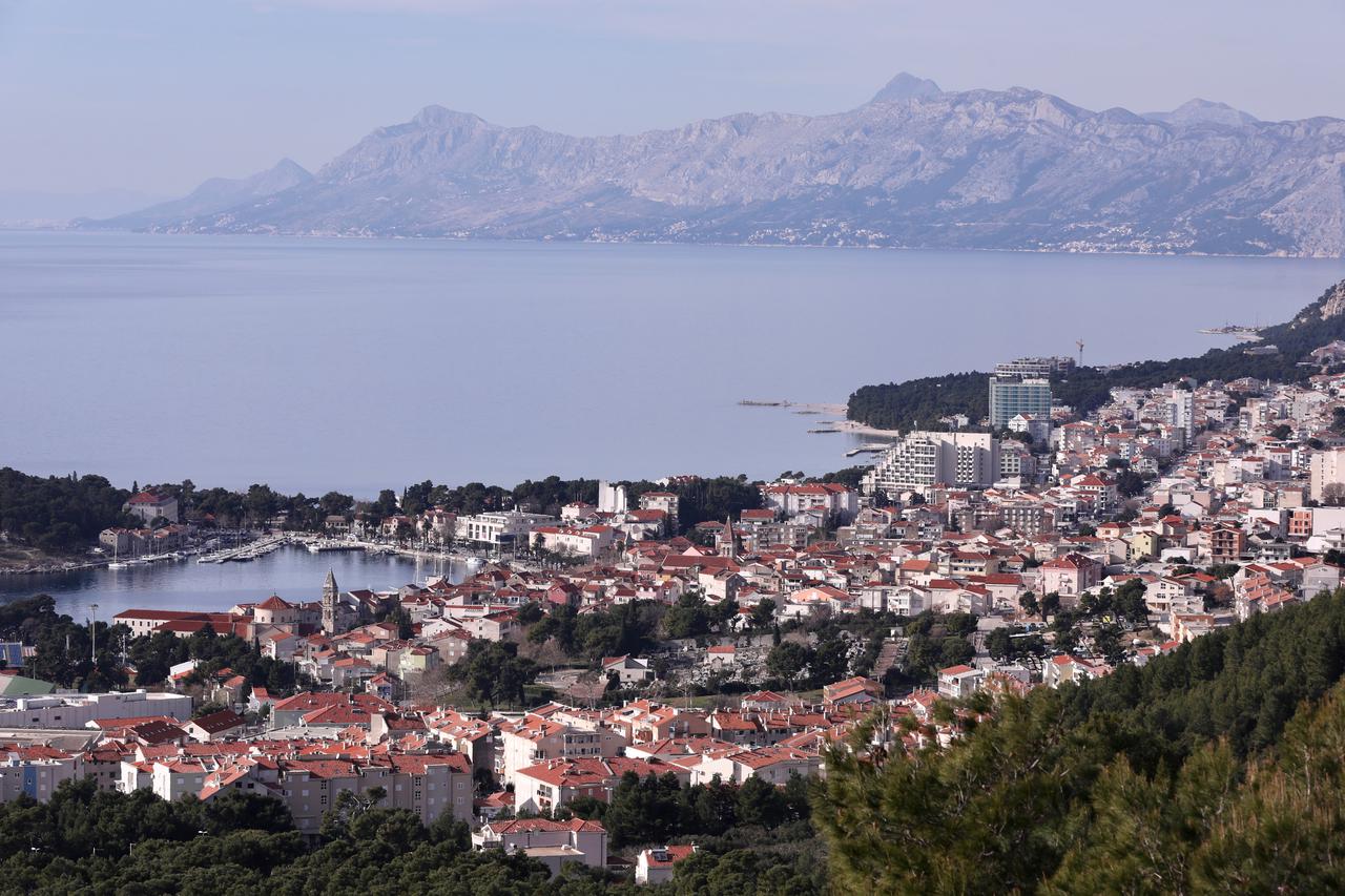 Panoramski pogled na Makarsku s južnih padina Biokova