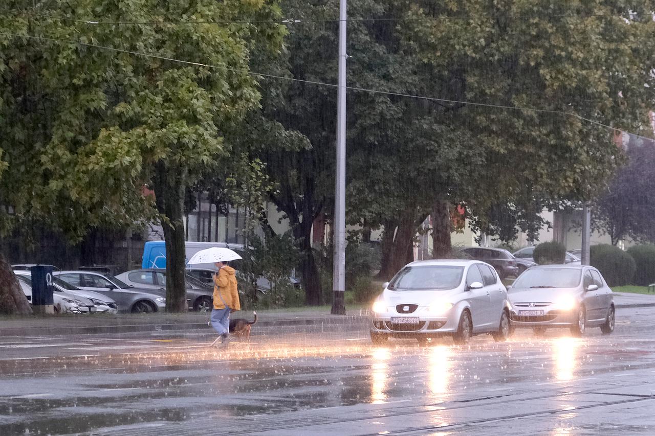 Zagreb: Jaka kiša ispraznila gradske ulice