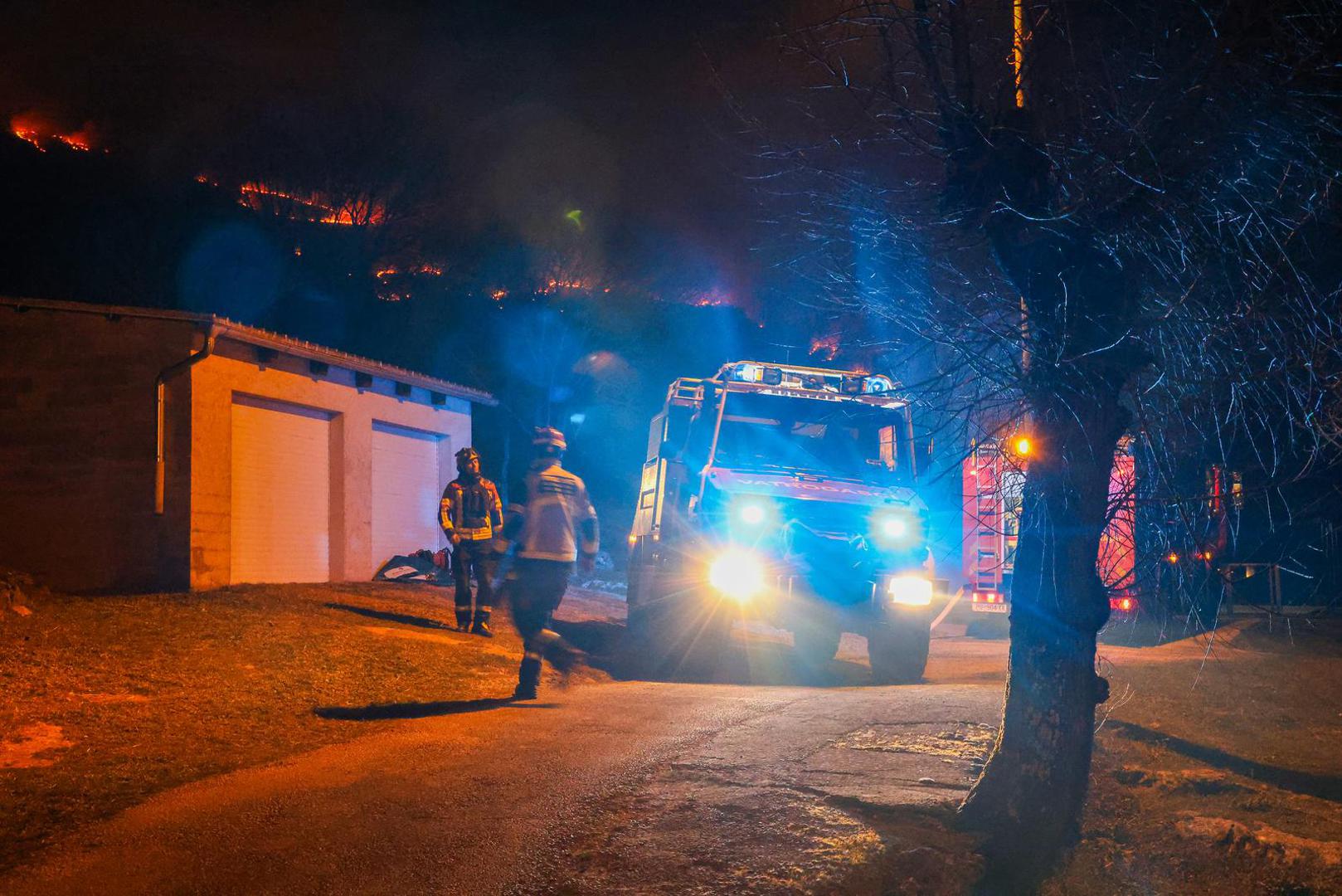 05.02.2025., Susnjevica- Danas oko 15 sati izbio je požar podno Učke, na području Kožljaka, točnije Jasenovika. Gori trava i nisko raslinje, a tamošnje kuće nisu ugrožene. Na terenu je 50 vatrogasaca s 15 vozila.  Photo: Srecko Niketic/PIXSELL