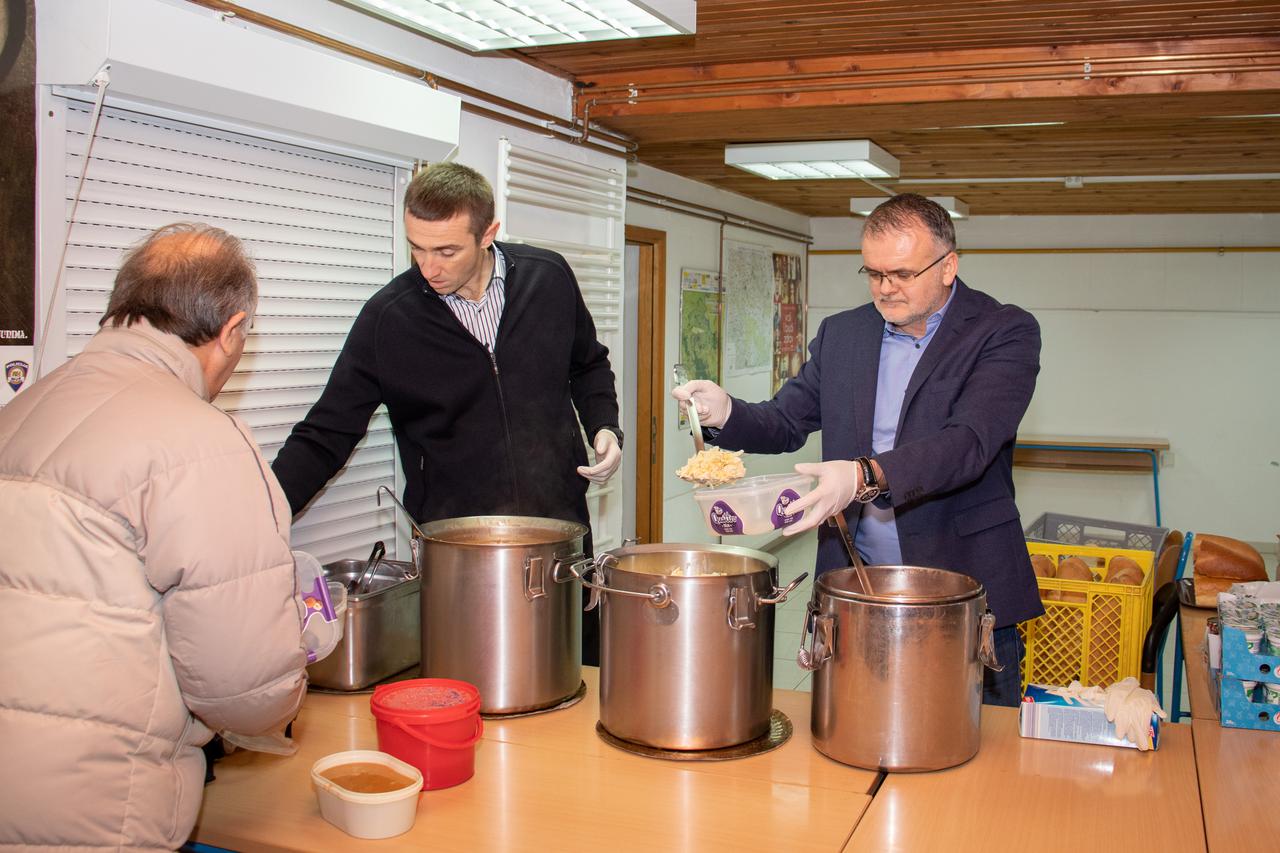 Pevec tradicionalnom donacijom od 240.000 kuna pomogao rad vukovarske Pučke kuhinje