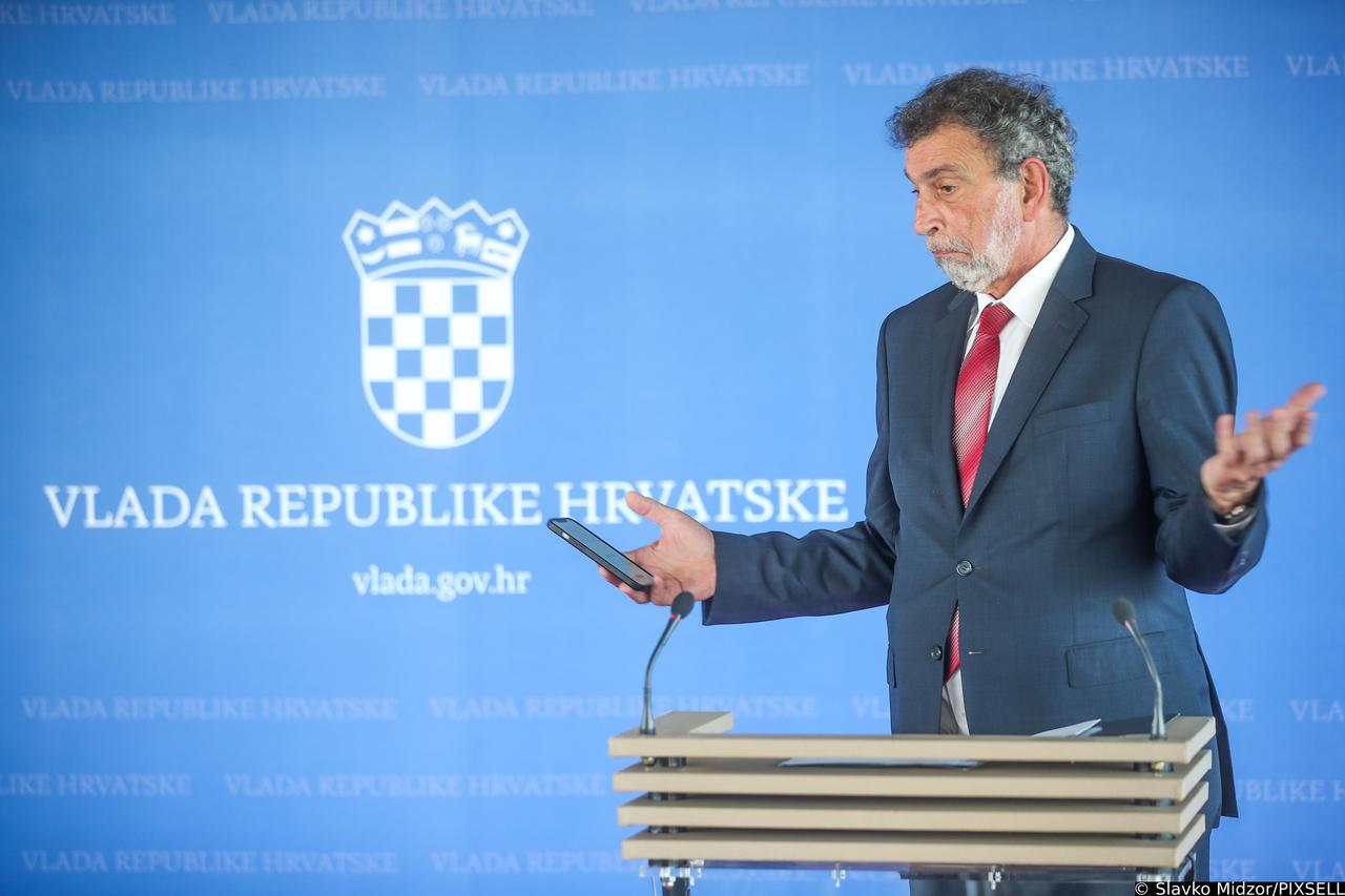 Zagreb: Prije sjednice Vlade RH javnosti se obratio ministar Radovan Fuchs
