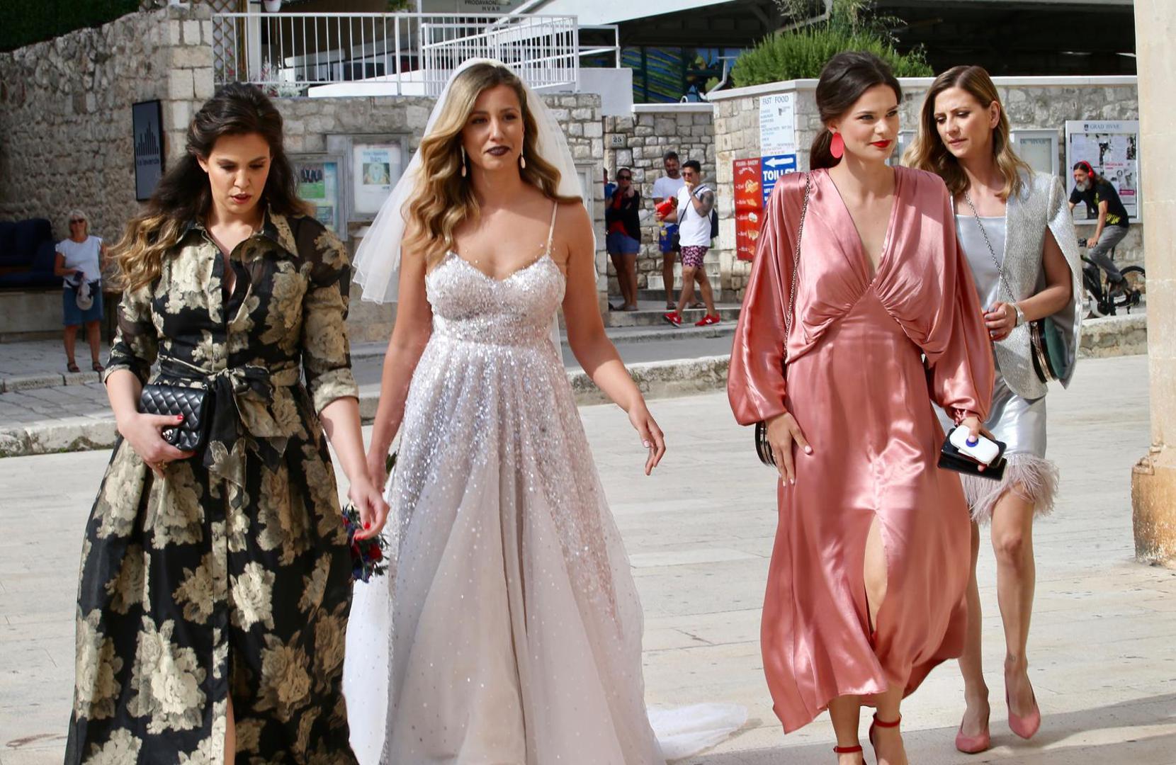 Dr. Bruna u svoju praksu integrira tehnike opuštanja utemeljene na dokazima, uključujući autogeni trening, progresivnu mišićnu relaksaciju, meditaciju i vođenu vizualizaciju, prilagođavajući ih kako bi podržale oporavak svakog pacijenta. Poznata po svom empatičnom slušanju i promišljenom pristupu, dr. Bruna posvećuje vrijeme istinskom razumijevanju briga svojih pacijenata, razvijajući prilagođene planove liječenja koji potiču povjerenje i trajno poboljšanje", piše na stranicama ove klinike.