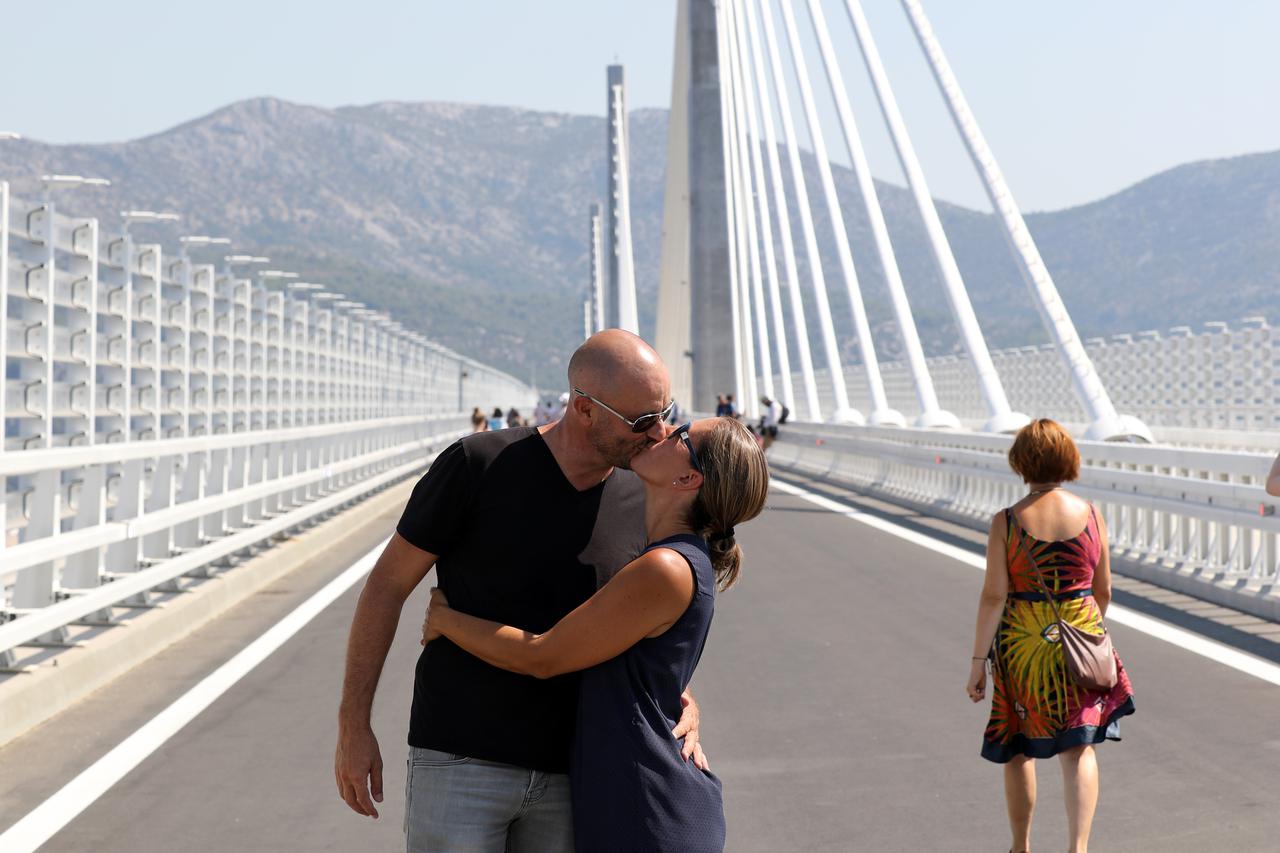 Prvi poljubac na Pelješkom mostu 