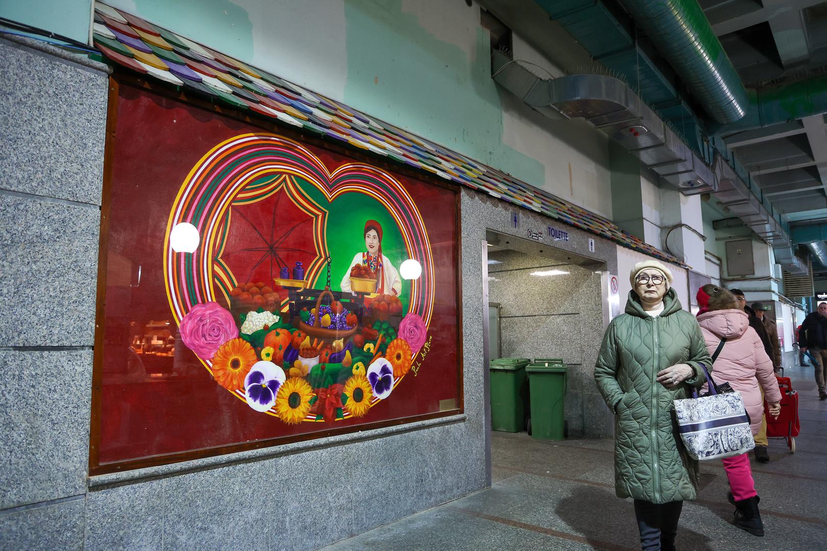 Autorica rada, umjetnica Paula Horaček, oslikavala je prostor tijekom ljeta, i to izvan radnog vremena tržnice, kako ne bi ometala prodavače i kupce.