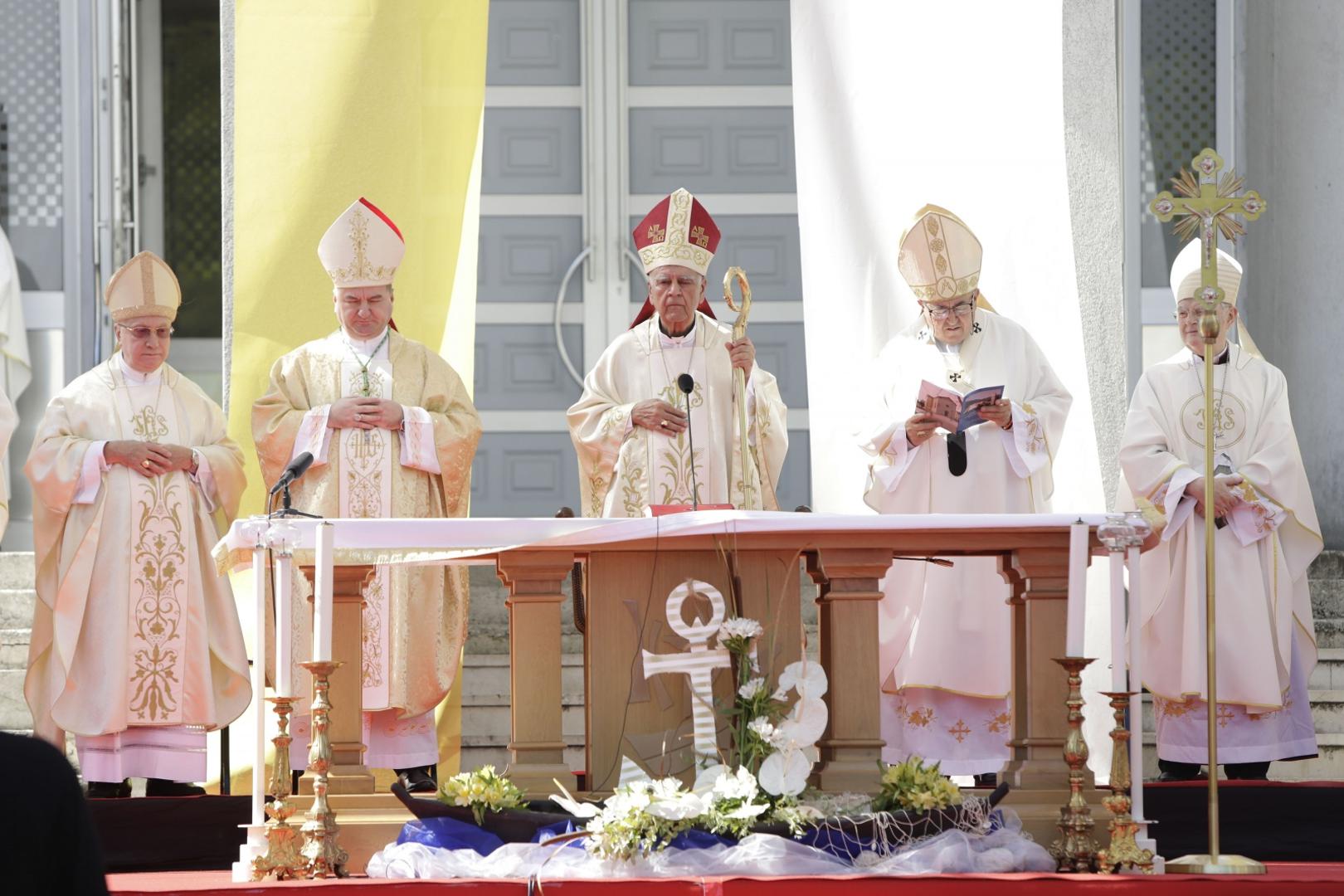 14.09.2020.,Mostar - Odlukom pape Franje ustolicen je novi mostarsko-duvanjski biskup, monsinjor Petar Palic. Crkvenom cinu primopredaje sluzbe ispred Mostarske katedrale Marije Majke Crkve prisustvovao je i premijer Andrej PlenkovicPhoto: Denis Kapetanovic/PIXSELL