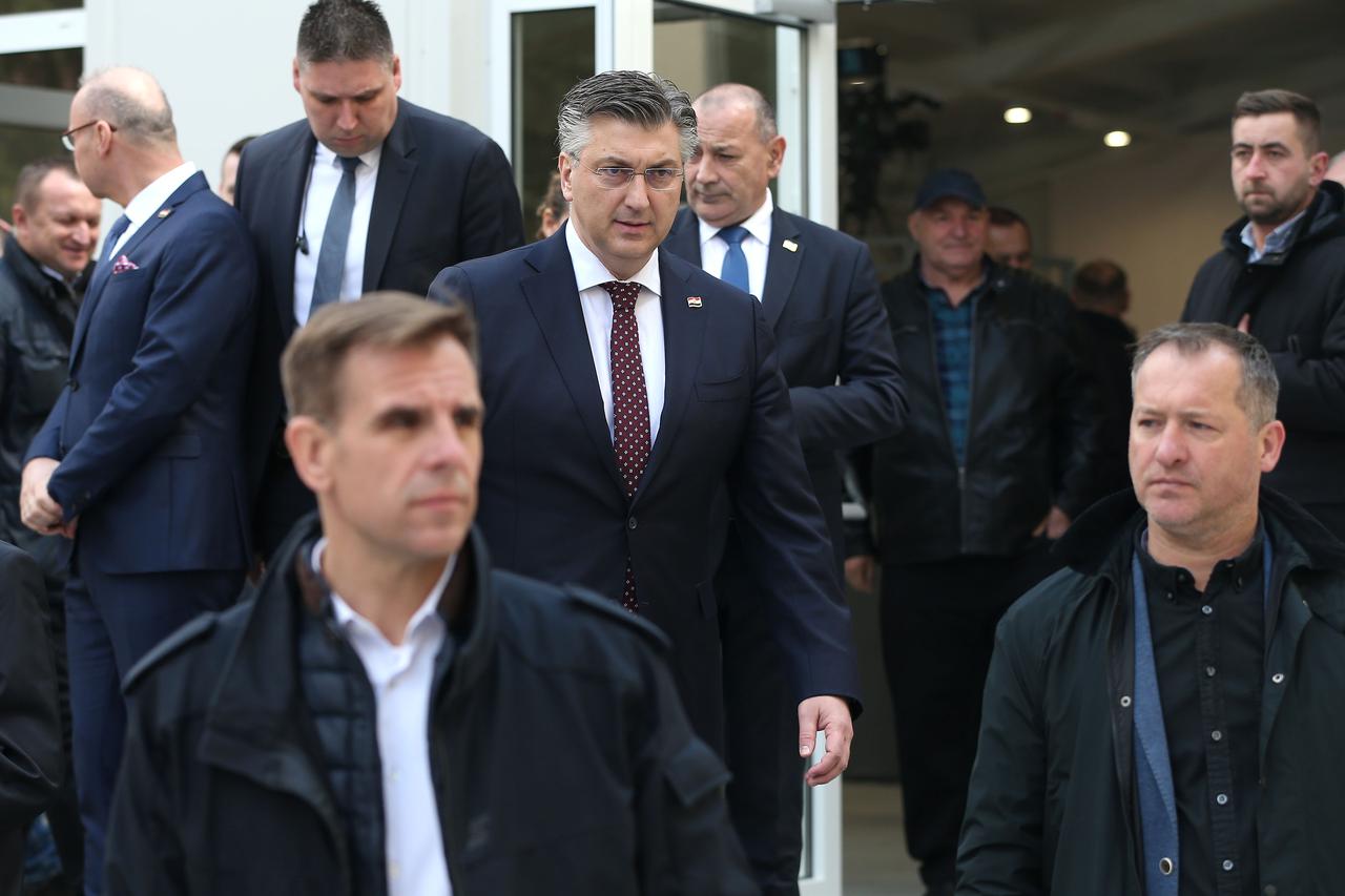 Zagreb: Zagrebački nadbiskup kardinal Josip Bozanić predvodi euharistijsko slavlje na vazam nedjelje Uskrsnuća gospodnjeg