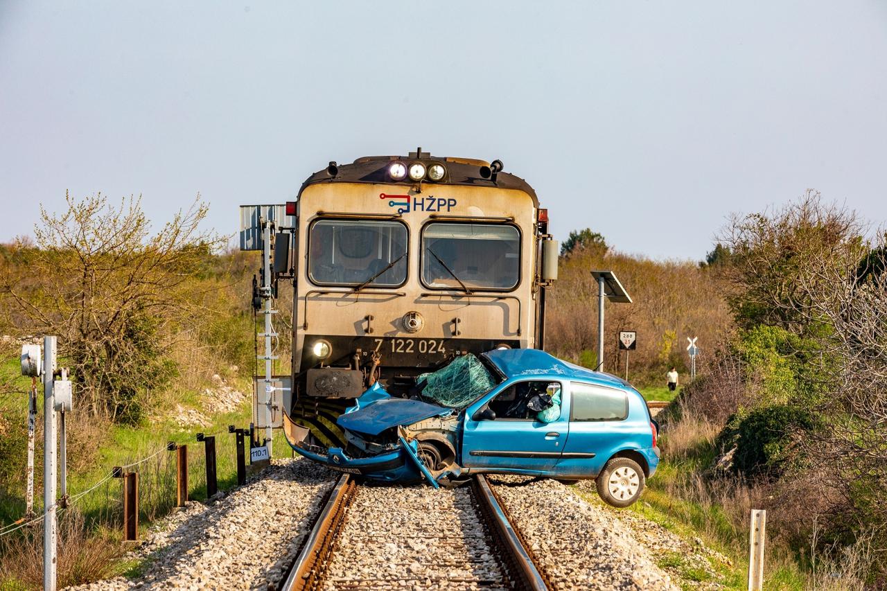 Vodnjan: Vlak naletio na automobil, jedna osoba poginula