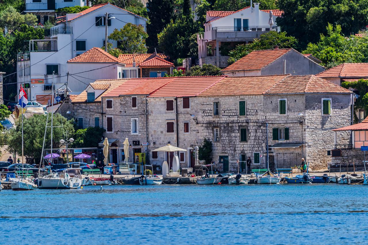 Proljetne panorame mjesta Maslinica na zapadnom djelu Šolte