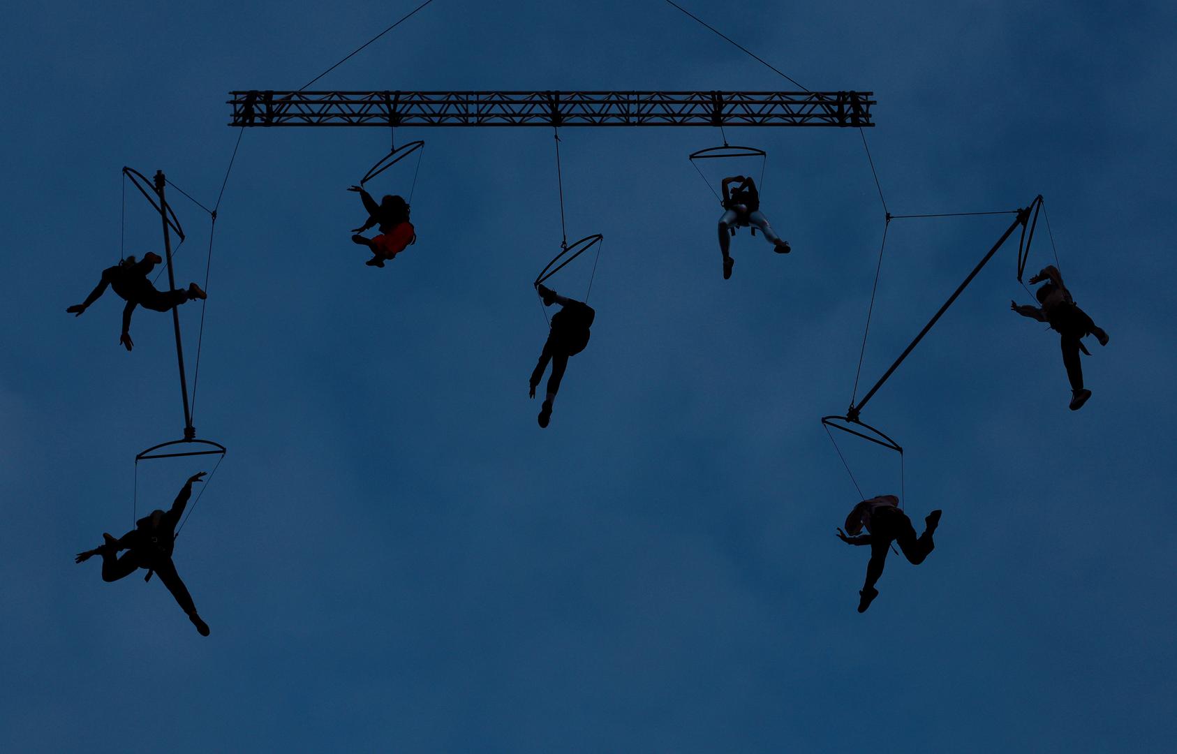 05.05.2023., Liverpool - Viseci na konstrukciji sa velike dizalice nekolicina nekoliko umjetnika uvjezbavalo je tocku za sredisnju priredbu Eurovizije na glavnoj pozornici u gradu. Photo: Sanjin Strukic/PIXSELL