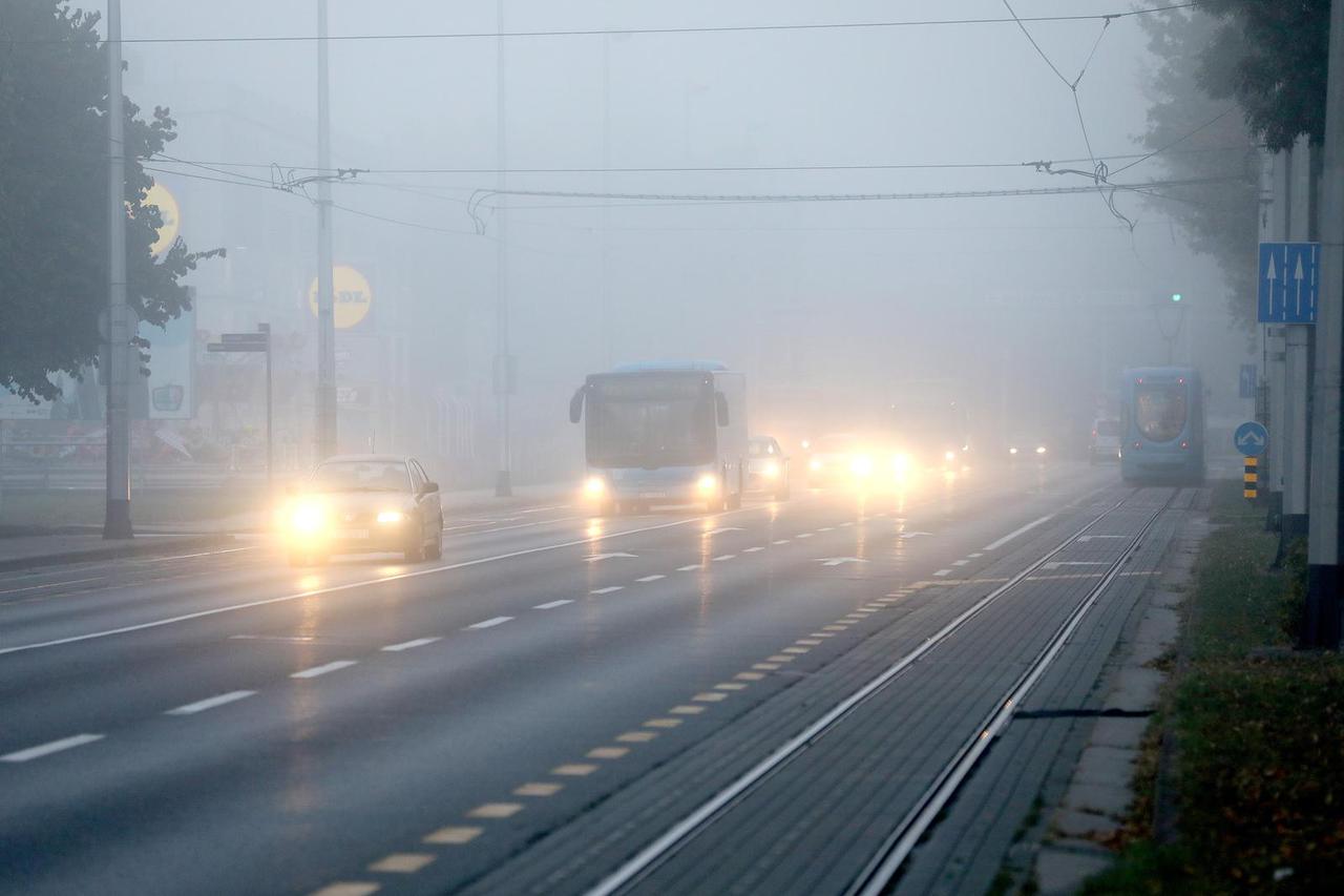 Jutarnja magla ometa promet u Zagrebu