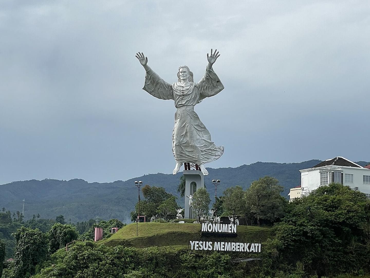 U indonezijskom gradu Manadu nalazi se spomenik Krist koji blagoslivlja (Christ Blessing), visok oko 50 metara. 