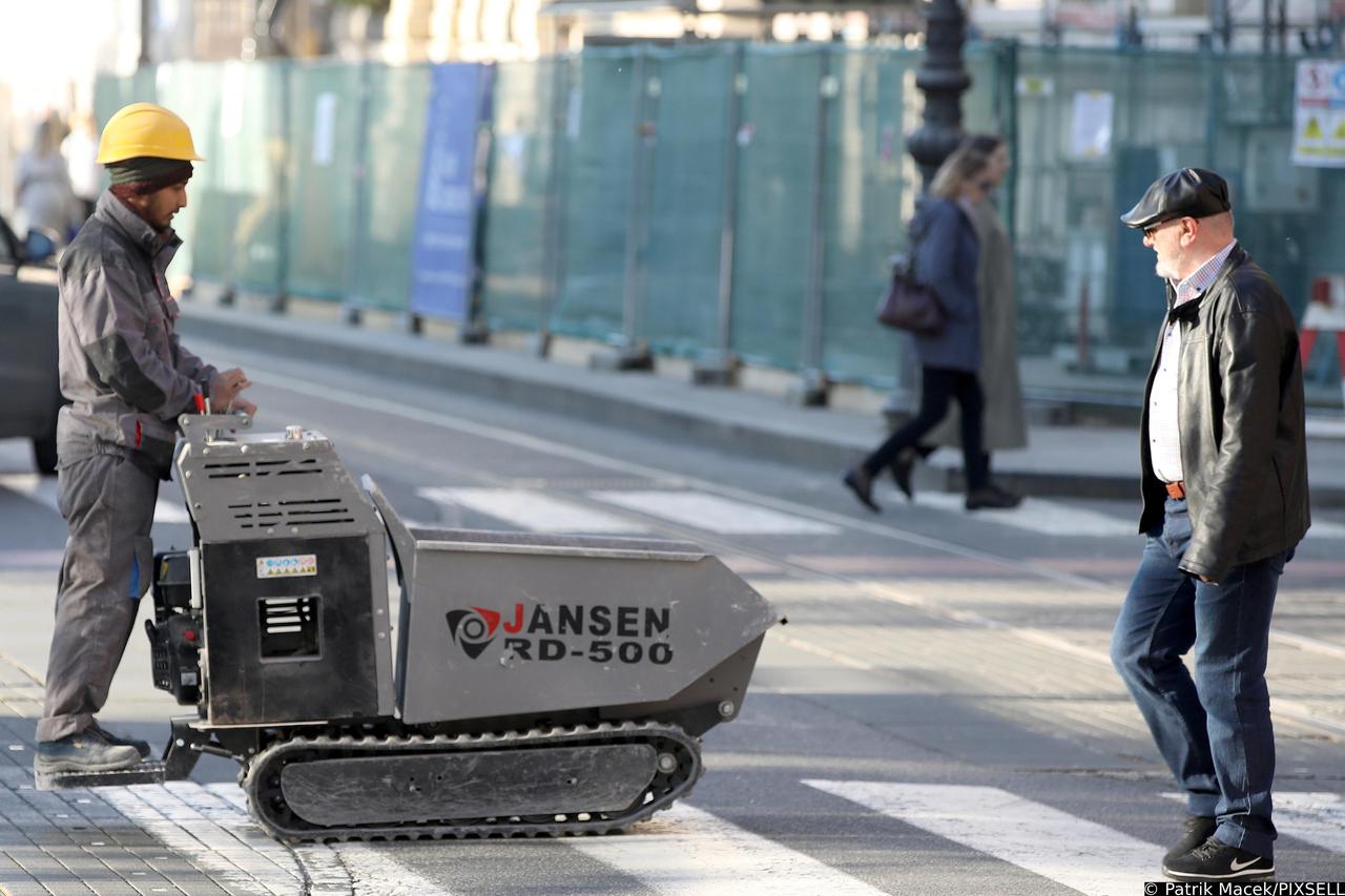 Zagreb: Gusjeničarom preko zebre do novog gradilišta