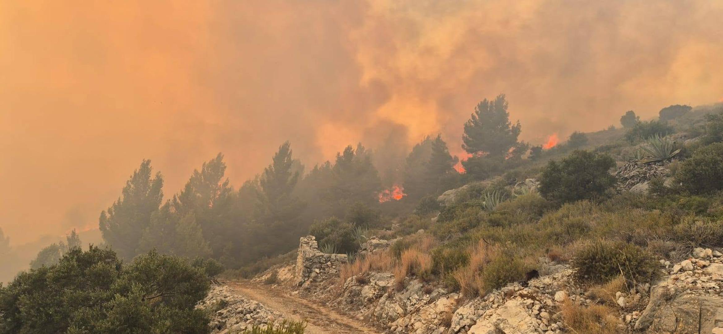 "Po dolasku na požariste situacija je izgledala vrlo ozbiljna i zahtjevna,te se je gašenje baziralo na obranu kuća,koje su uglavnom spašene,ali nažalost ima nekoliko i nagorenih okućnica i starijih automobila. U kasnim popodnevnim satima na požariste se priključuju još dva kanadera,te zajedno sa njima požar stavljamo donekle pod kontrolu. U noć smo ušli nešto mirnije,ali sa velikim oprezom jer je fronta požara dosta velika i nepristupačna,te zbog bure moramo bit spremni na sve izazove", opisali su situaciju koja se sinoć odvijala na Hvaru.

