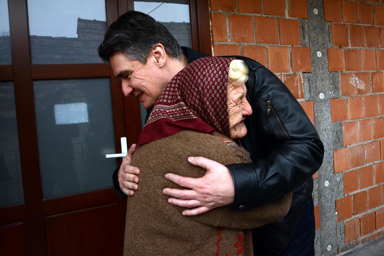 15.12.2014., Rajevo Selo - Premijer Zoran Milanovic sa ministricom Ankom Mrak-Taritas i ministrom Gordanom Marasom obisao poplavljena mjesta u Slavonskoj posavini.