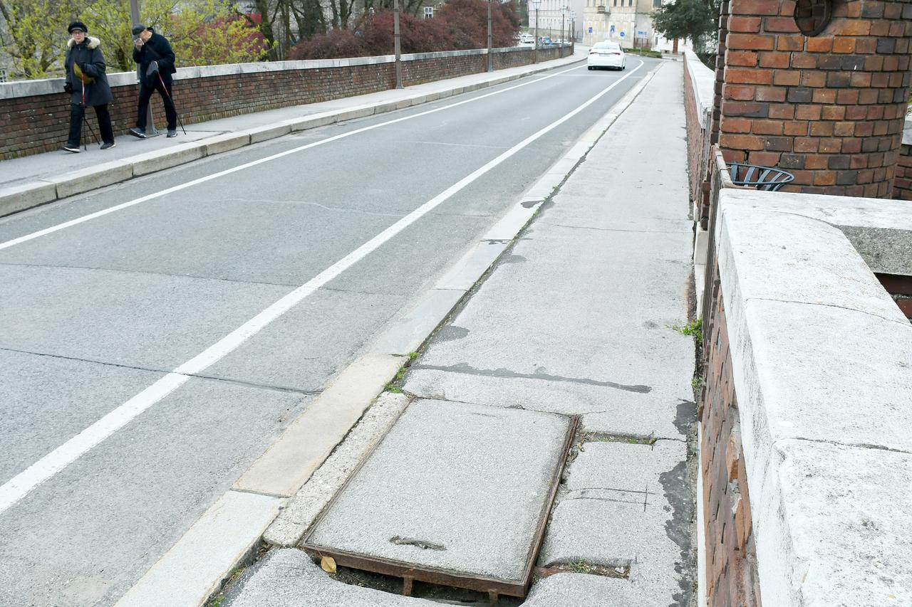 Sisak: Oštećenja pločnika na Starom mostu povećavaju se nakon potresa 2020. godine