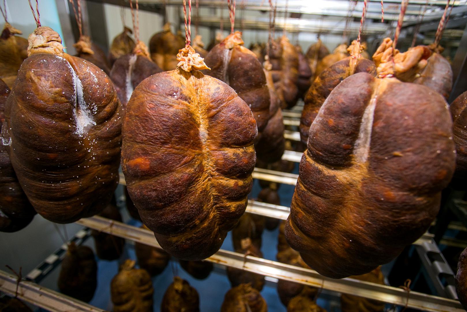 18. Slavonski kulen / Slavonski kulin - suhomesnati proizvod od mješavine različitih dijelova svinjskog mesa, soli i začina koja se nadjeva u svinjsko slijepo crijevo te je podvrgnuto procesima sušenja, dimljenja i zrenja. Poizvodnja je ograničena na područje Slavonije.