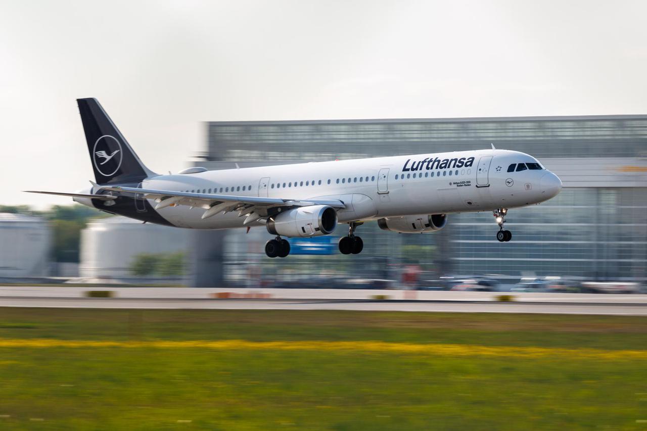 Lufthansa Airbus A321 on landing