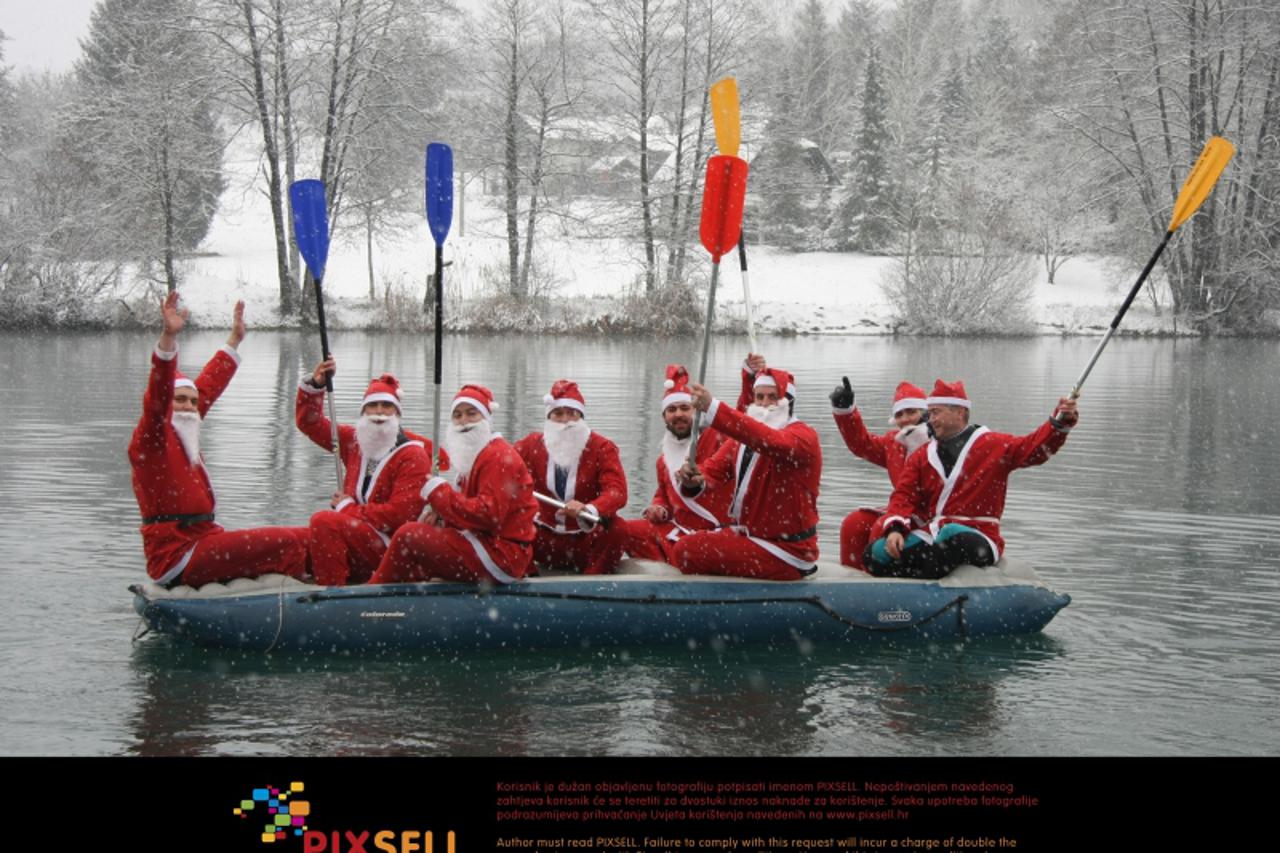 '26.12.2010 Duga resa - Tradicionalni 2. spust po Mreznici clanova Kluba Podvodnih aktivnosti Vodomar i  Planinarskog drustva Vinica. Obuceni u Deda Mrazove spustali se cetiri kilometra od Belavica do